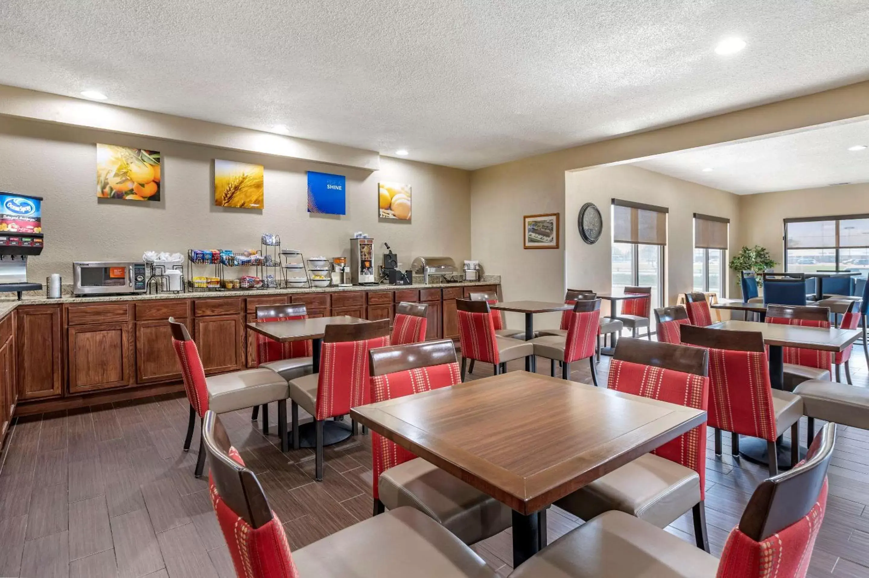 Restaurant/Places to Eat in Comfort Inn Near Kokomo Speedway