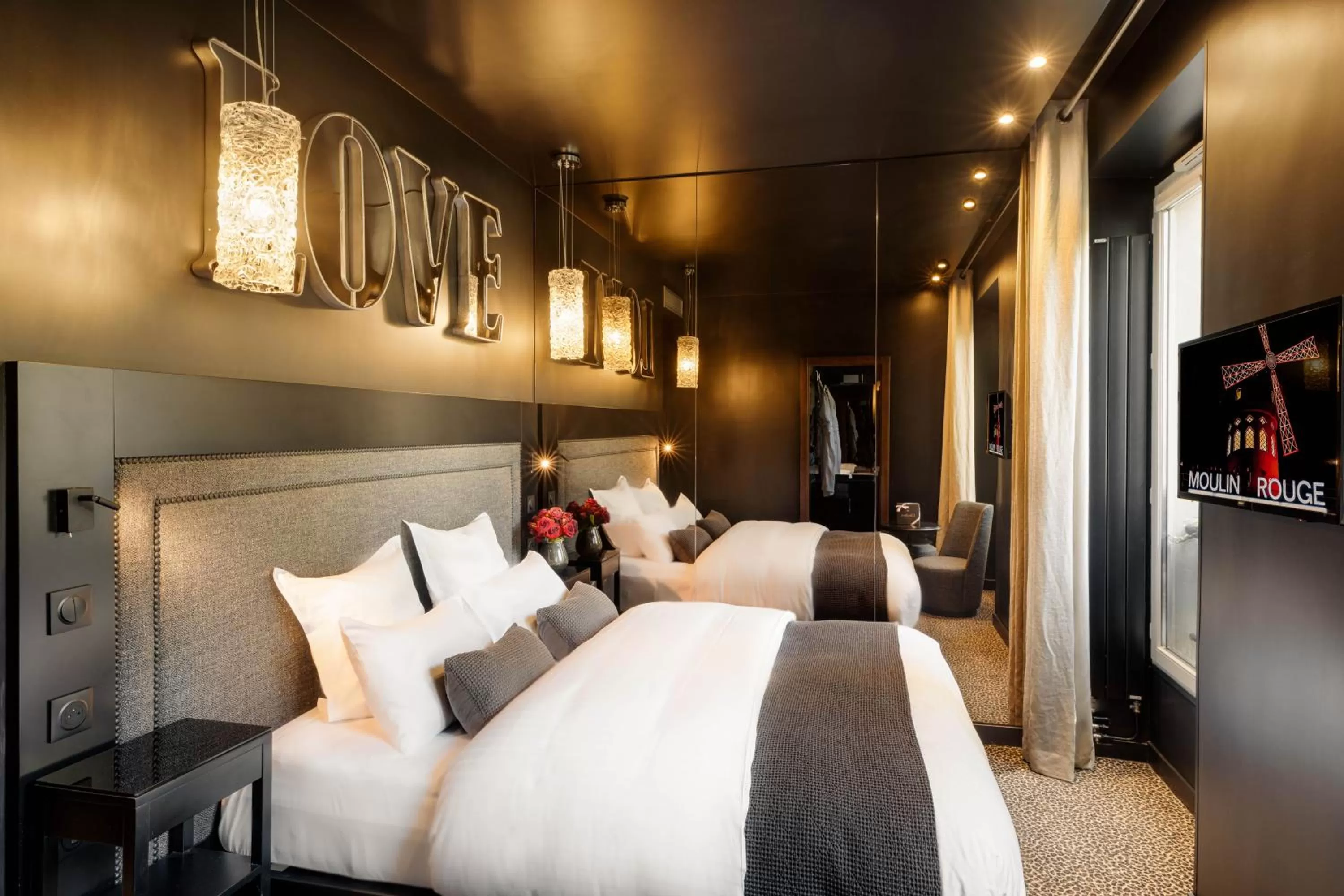 Photo of the whole room, Bed in B Montmartre