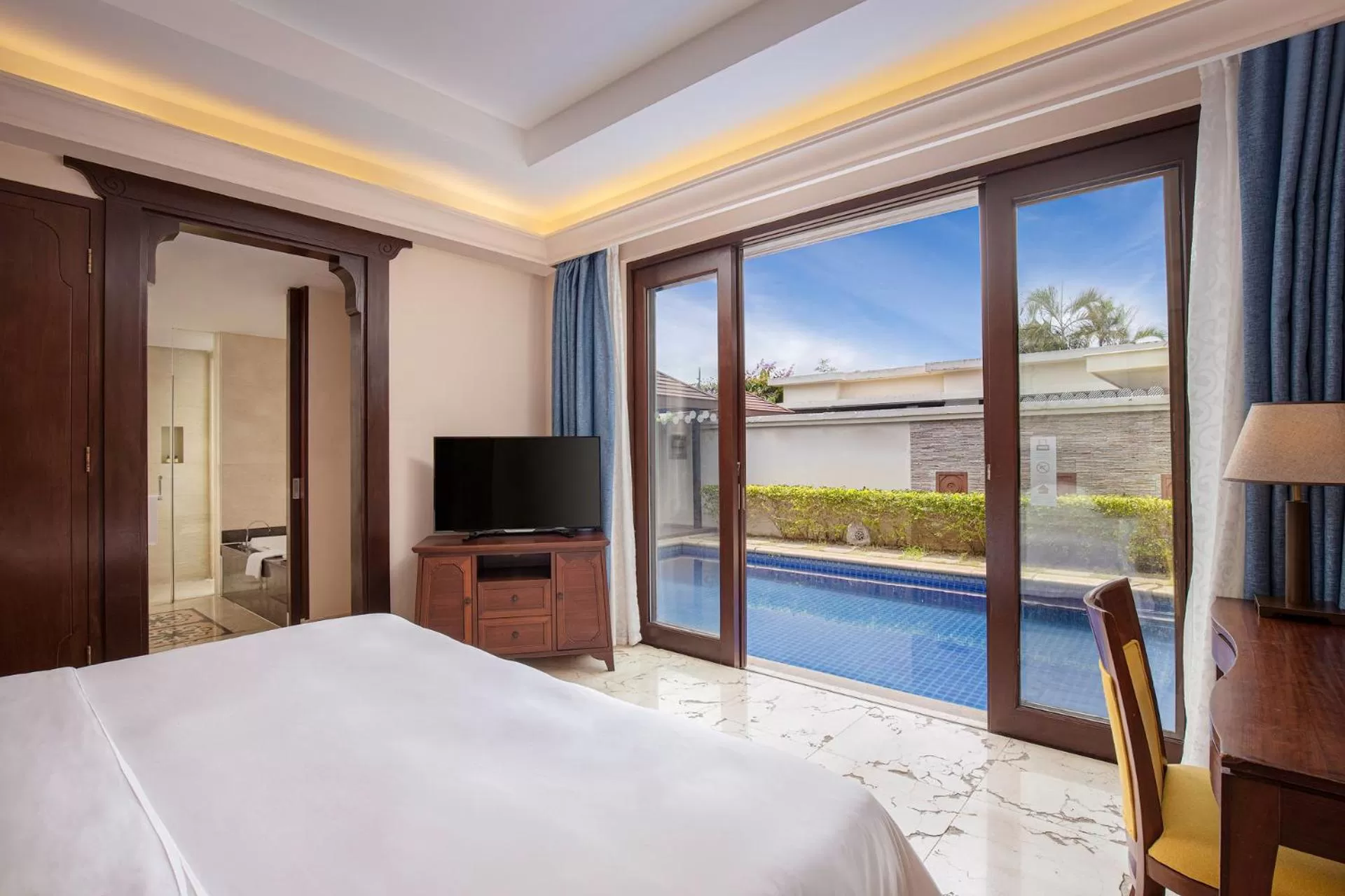 Photo of the whole room, Bed in Pullman Sanya Yalong Bay Villas & Resort