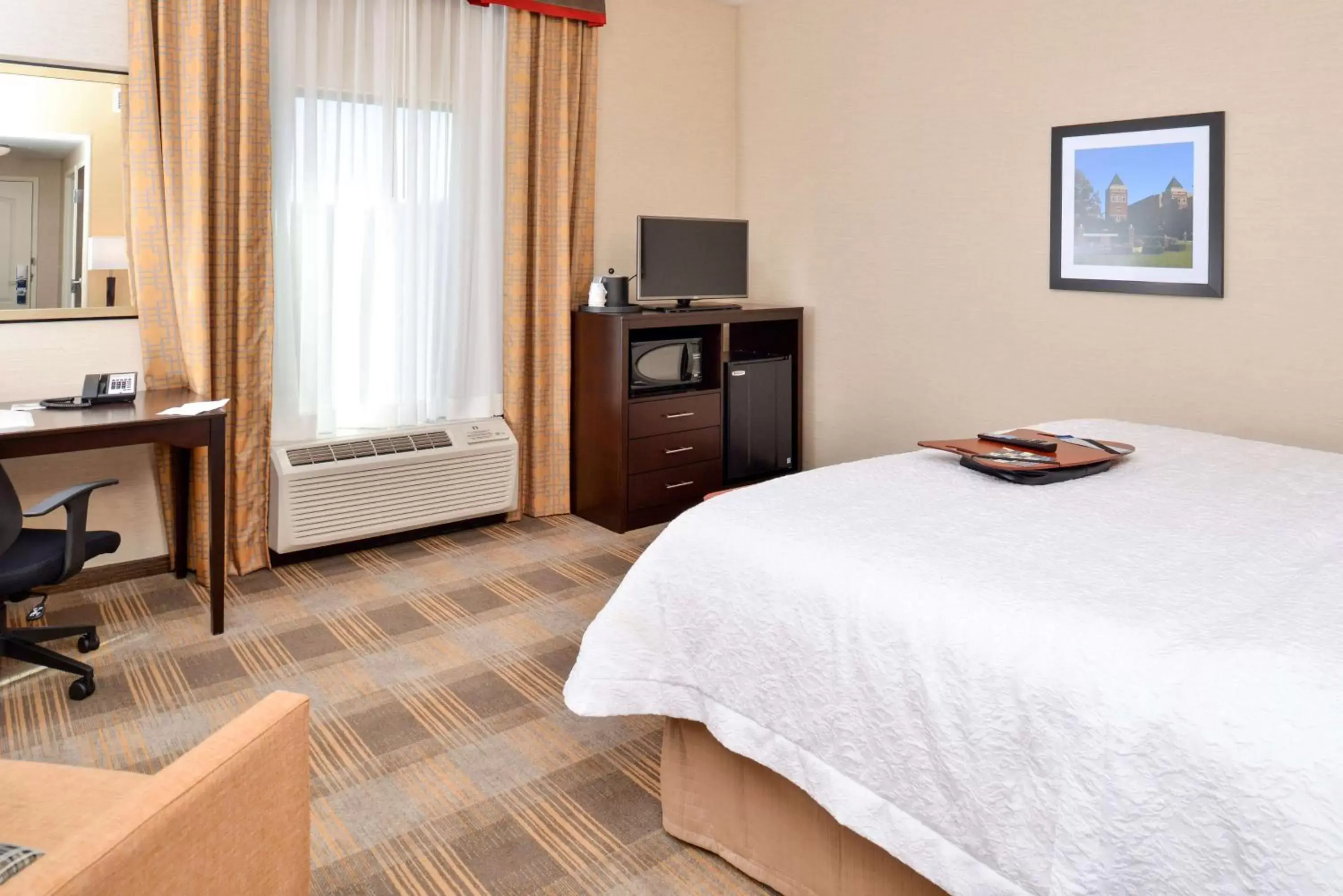 Bedroom, Bed in Hampton Inn & Suites California University-Pittsburgh
