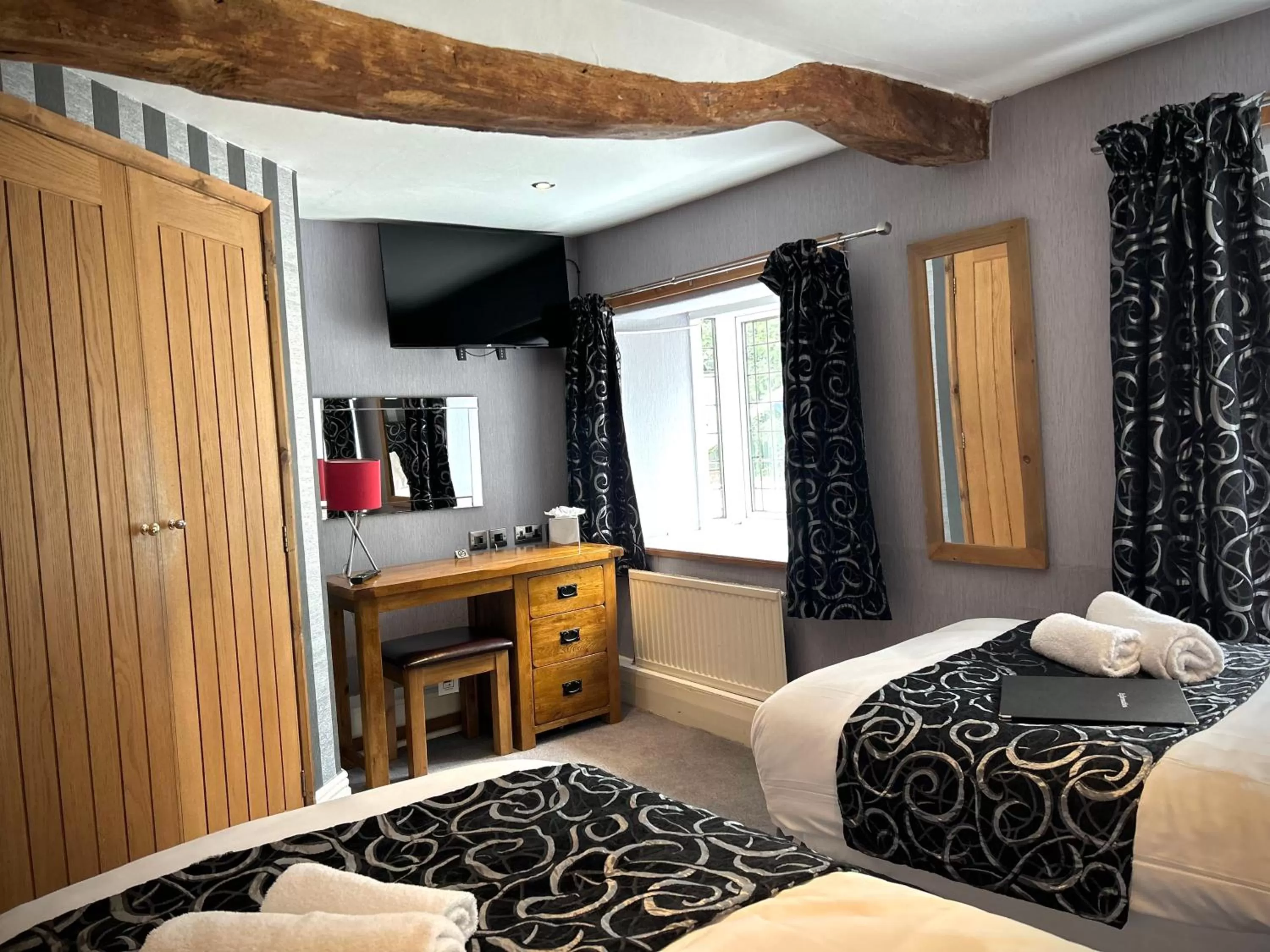 Photo of the whole room, Bed in Royal Oak Appleby
