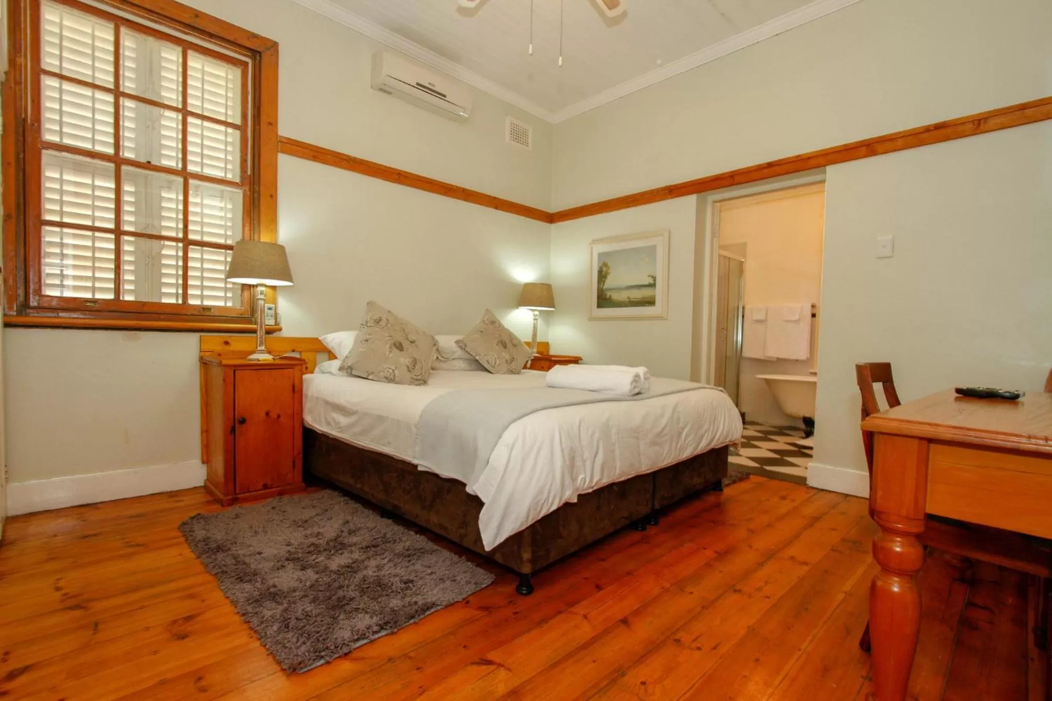 Photo of the whole room, Bed in Coweys Corner