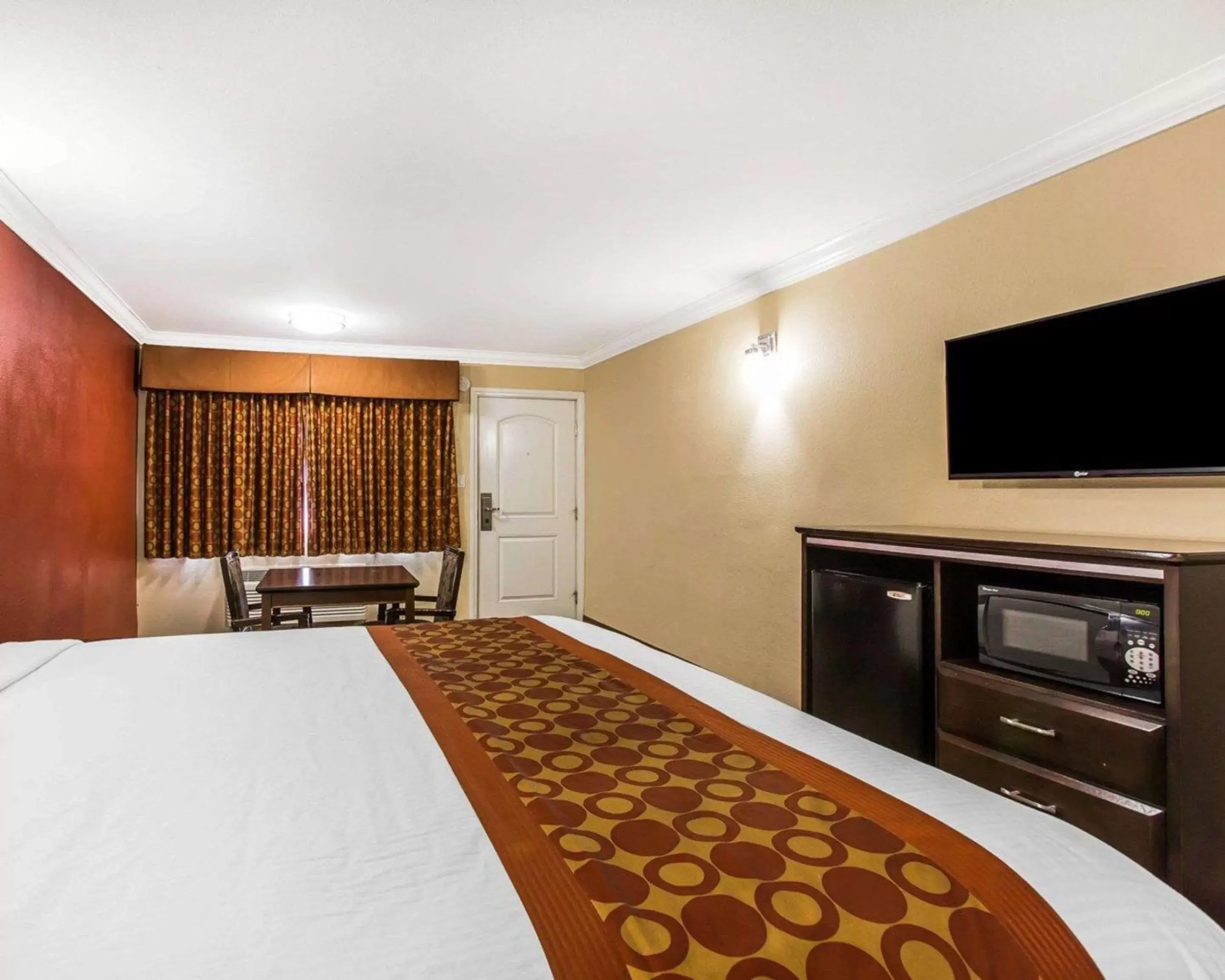 Photo of the whole room, Bed in Rodeway Inn & Suites Corona