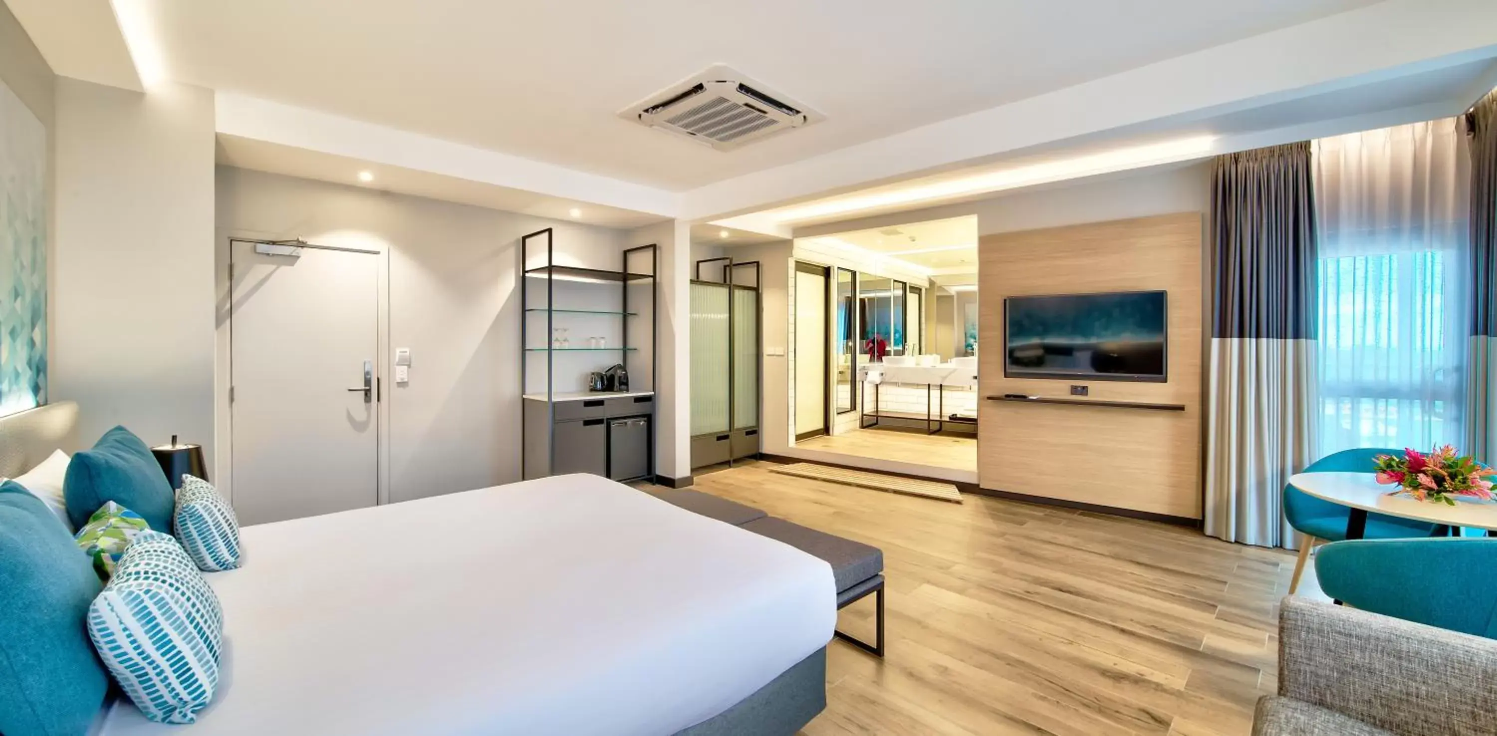 Bedroom, TV/Entertainment Center in Tanoa Plaza Hotel