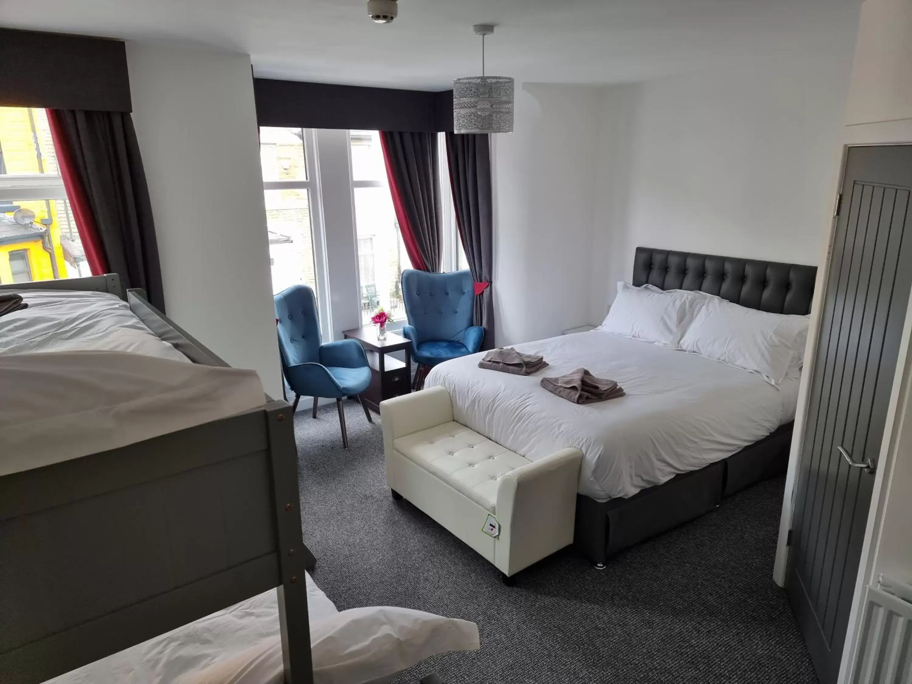 Family Room with Shower in Langley House Hotel Family Room with Shower in Langley House Hotel