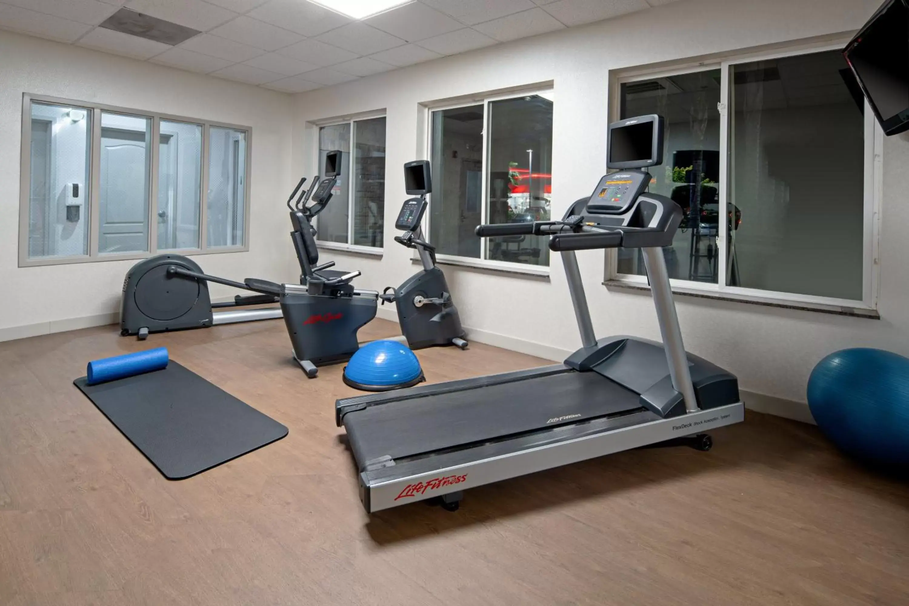 Fitness centre/facilities, Fitness Center/Facilities in Holiday Inn Express Fresno South, an IHG Hotel