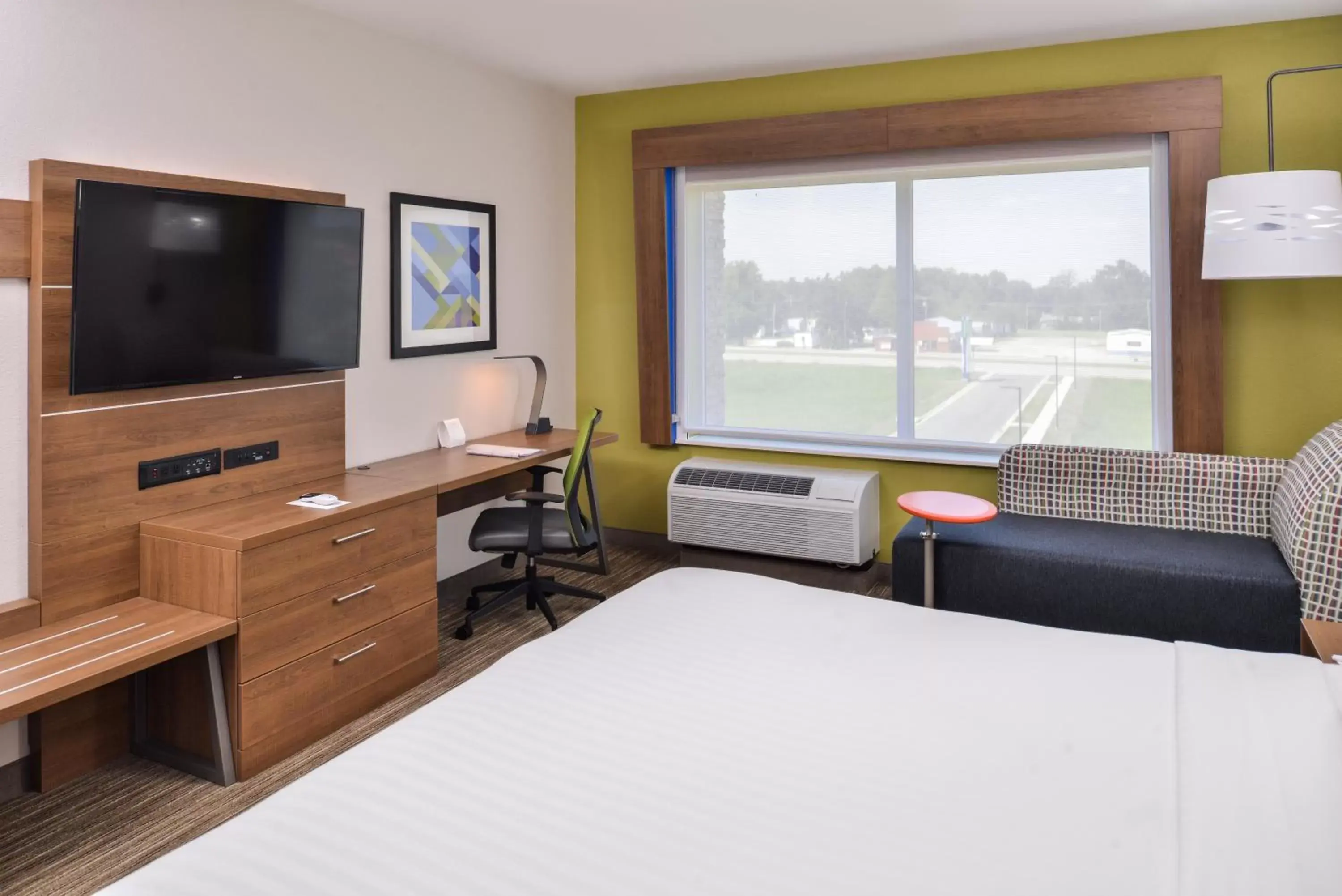 Photo of the whole room, Bed in Holiday Inn Express & Suites - Siloam Springs, an IHG Hotel