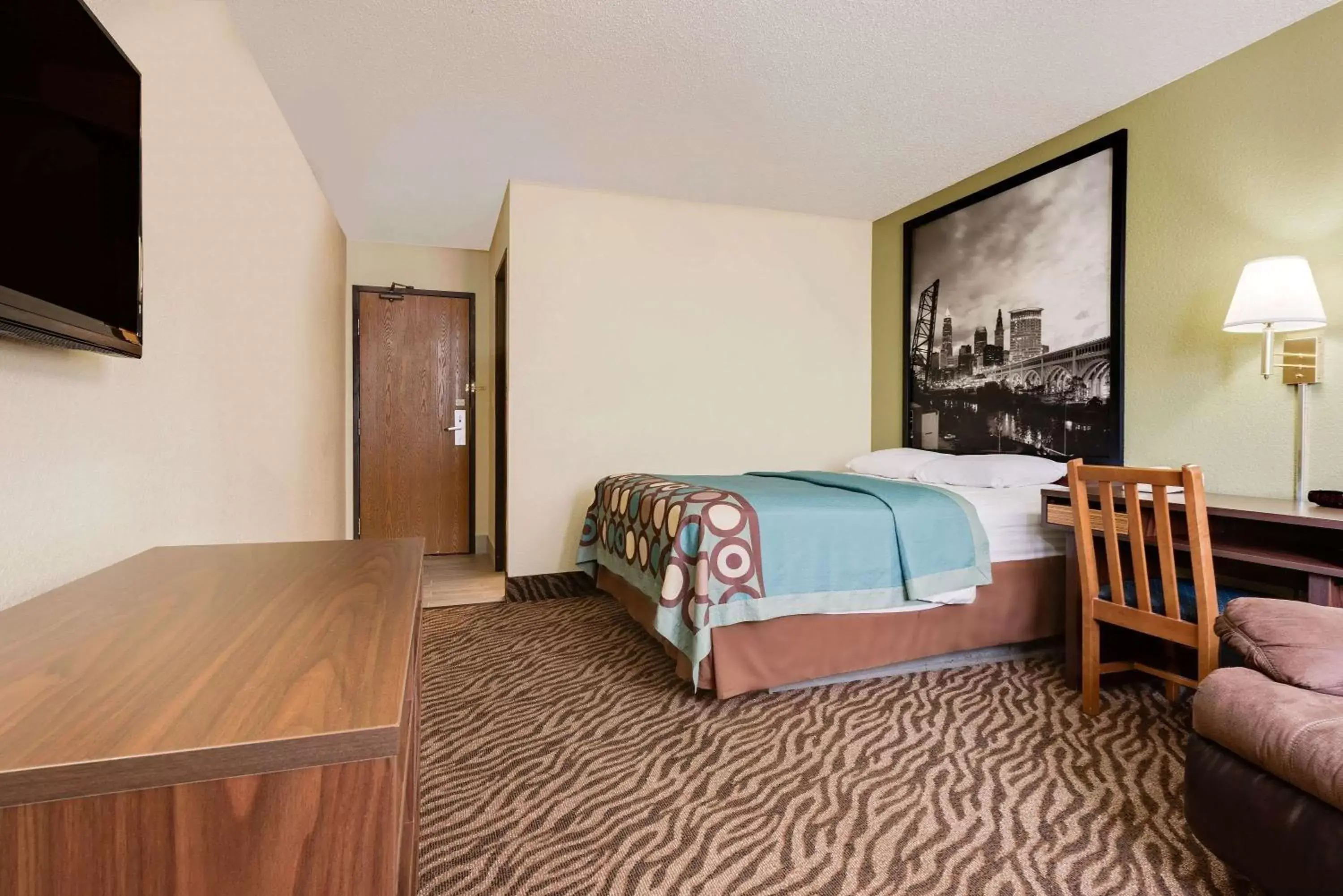 Photo of the whole room, Bed in Super 8 by Wyndham Mentor/Cleveland Area