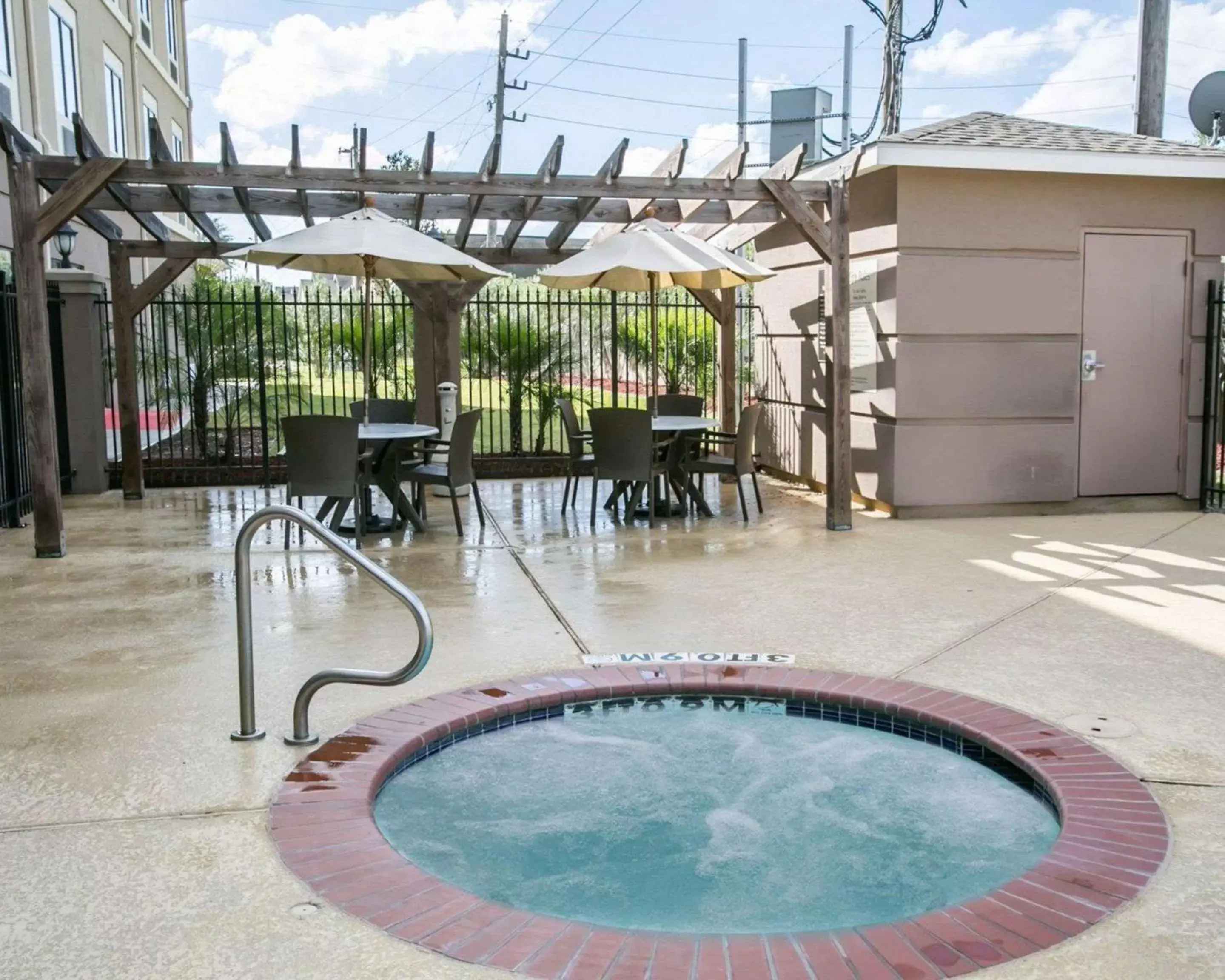 On site, Swimming Pool in Restwell Inn & Suites I-45 North