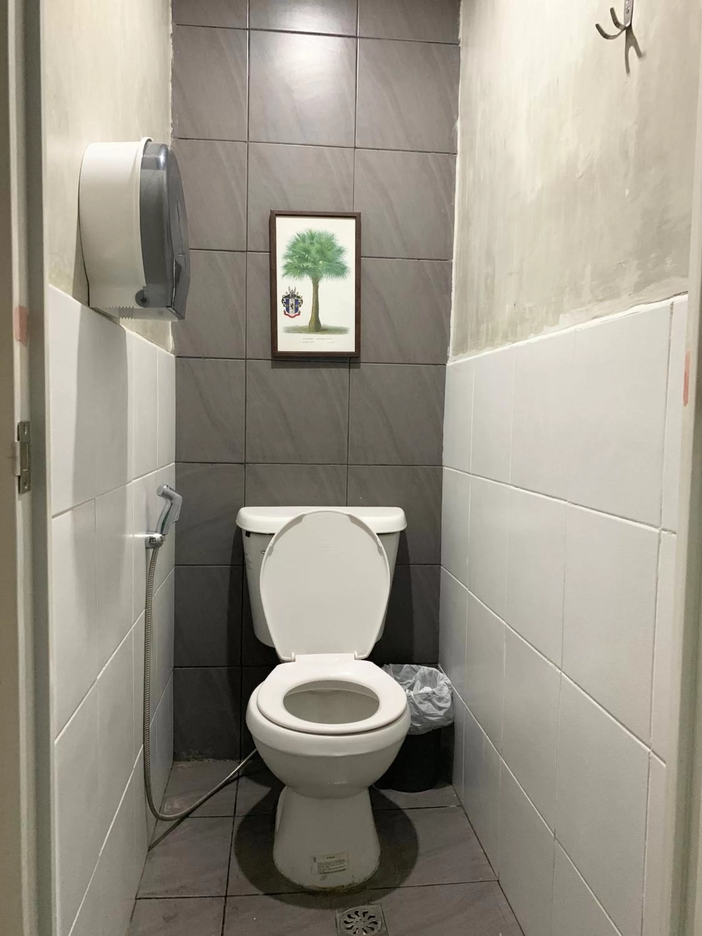 Toilet in HappyNest Hostel Cebu