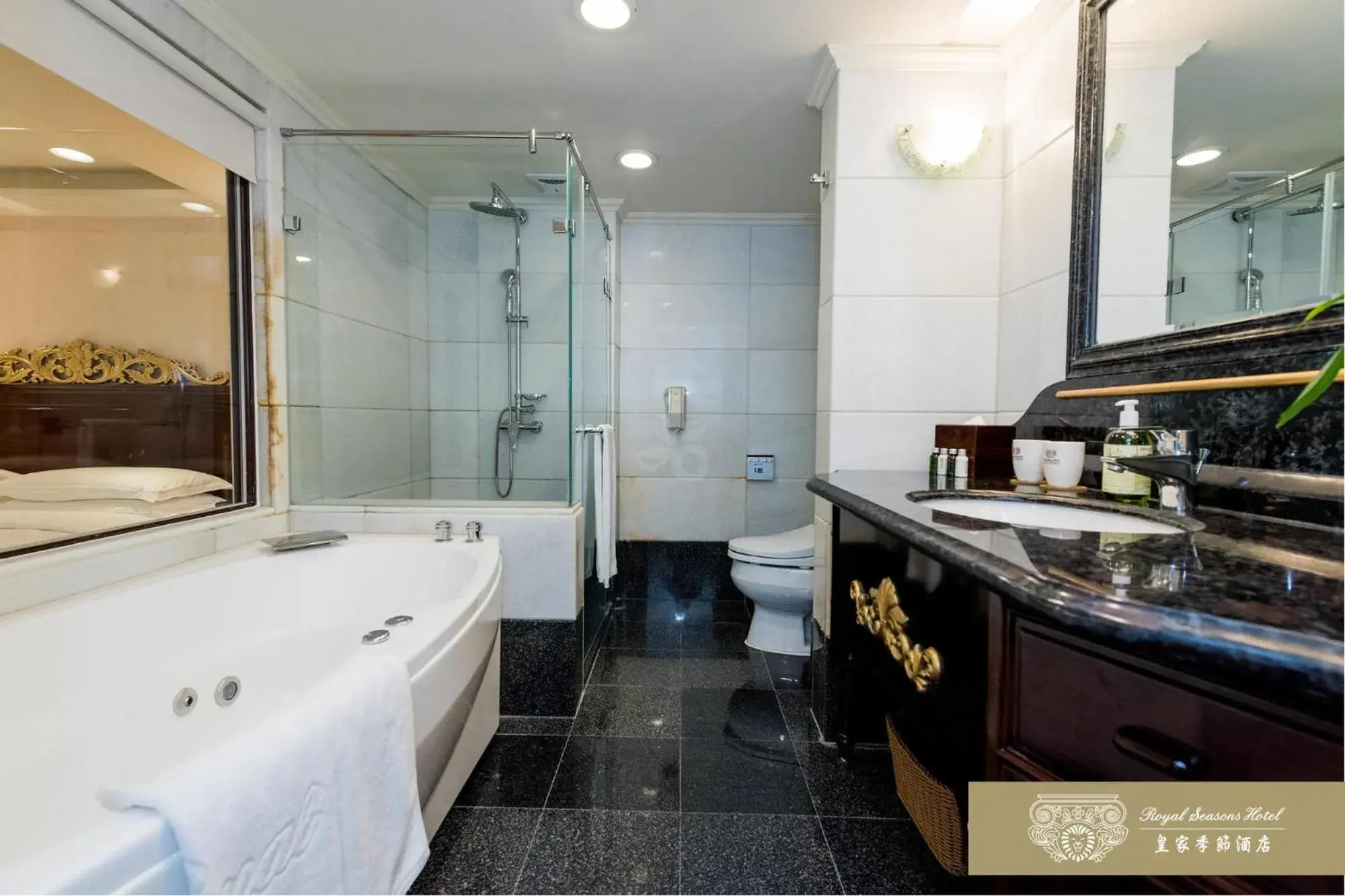 Photo of the whole room, Bathroom in Royal Seasons Hotel Taipei-Nanjing W