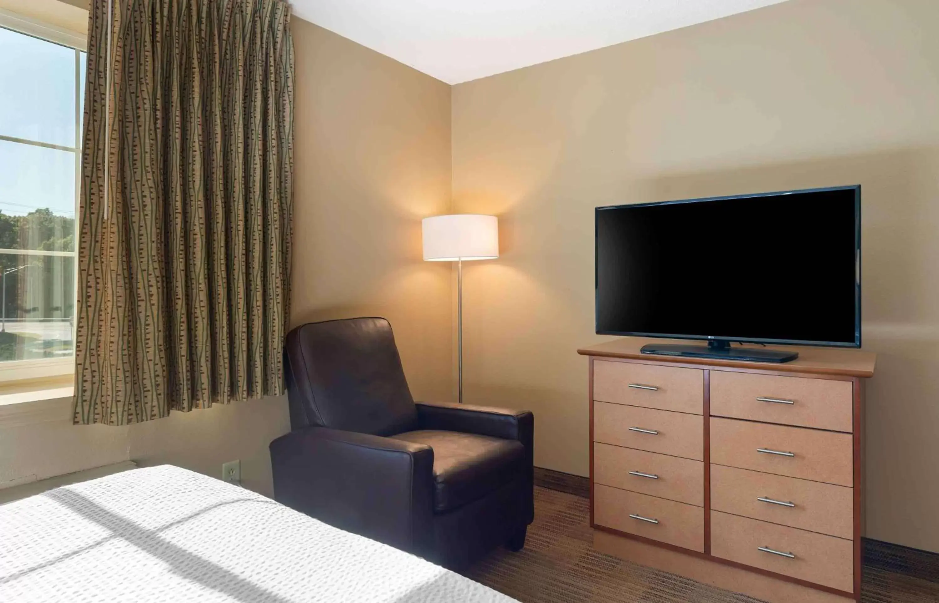 Bedroom, TV/Entertainment Center in Extended Stay America Suites - Hartford - Farmington