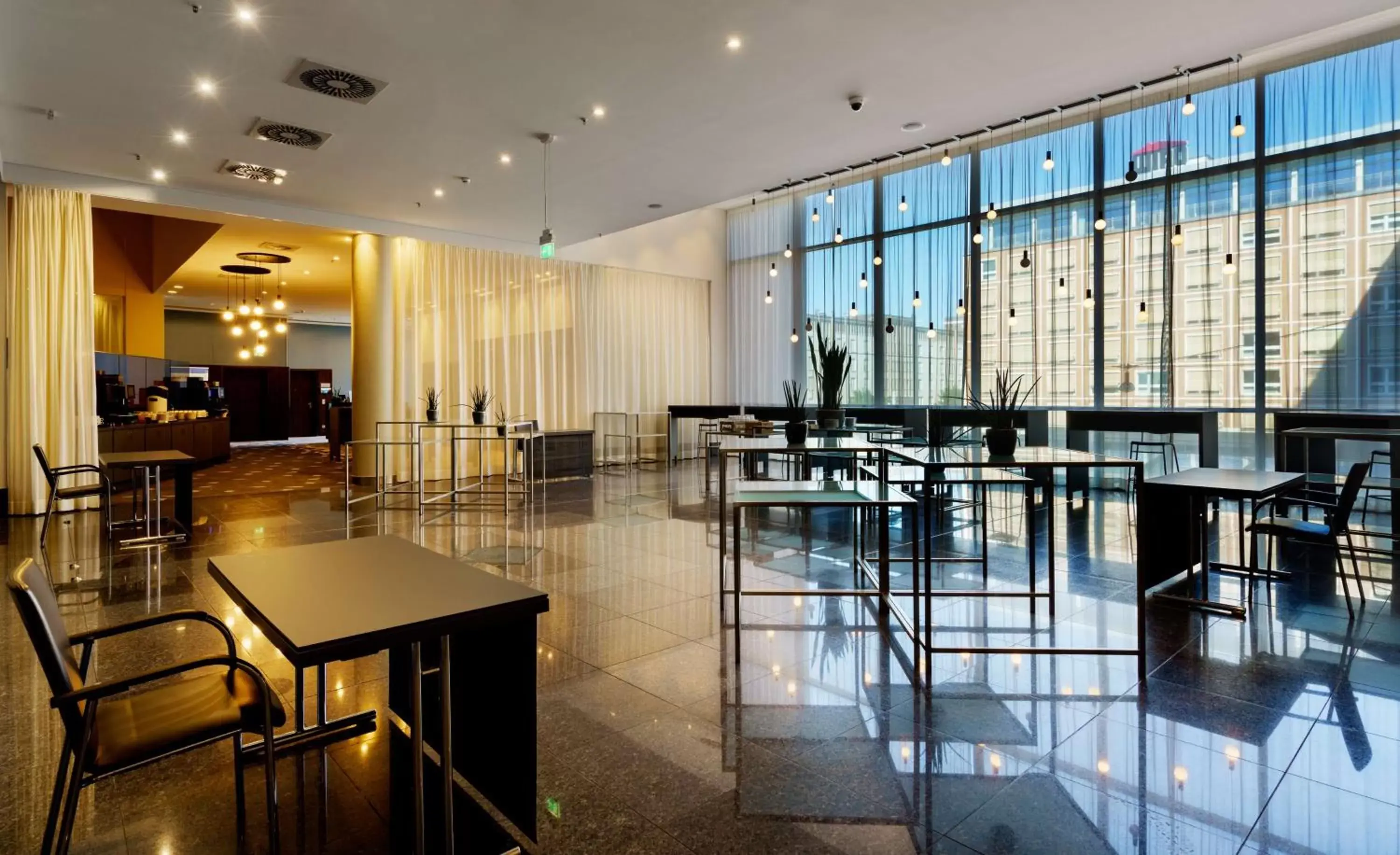 Meeting/conference room, Restaurant/Places to Eat in Radisson Blu Hotel Rostock