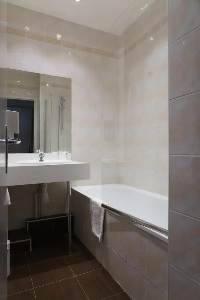 Bathroom in Hotel du Théatre