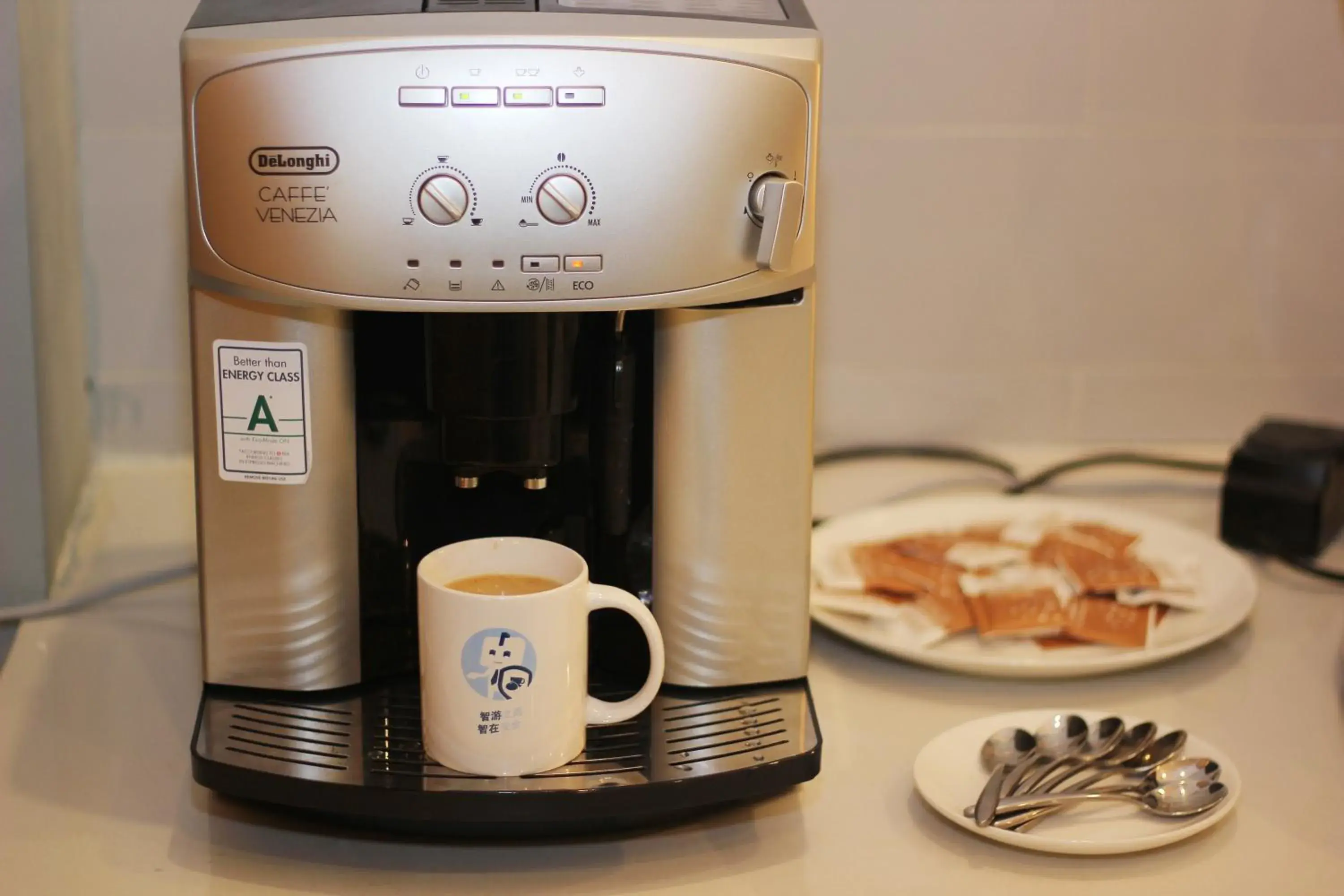 Photo of the whole room, Coffee/Tea Facilities in Holiday Inn Express Hefei Shushan, an IHG Hotel