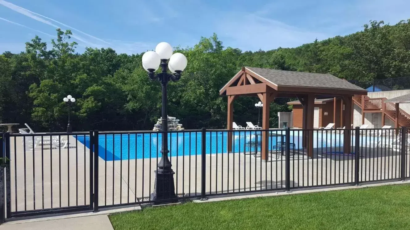 Garden view, Swimming Pool in Rockwood Condos on Table Rock Lake