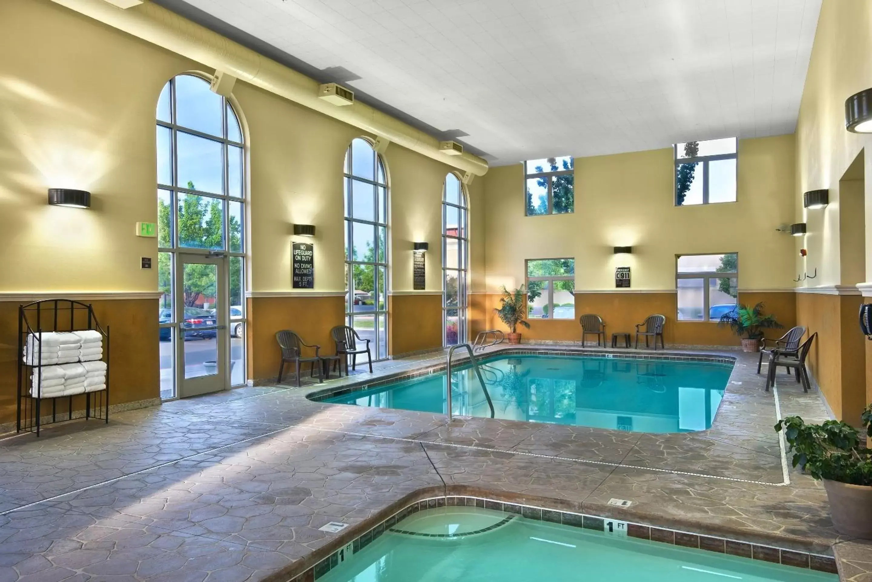 Hot Tub, Swimming Pool in Oxford Suites Boise