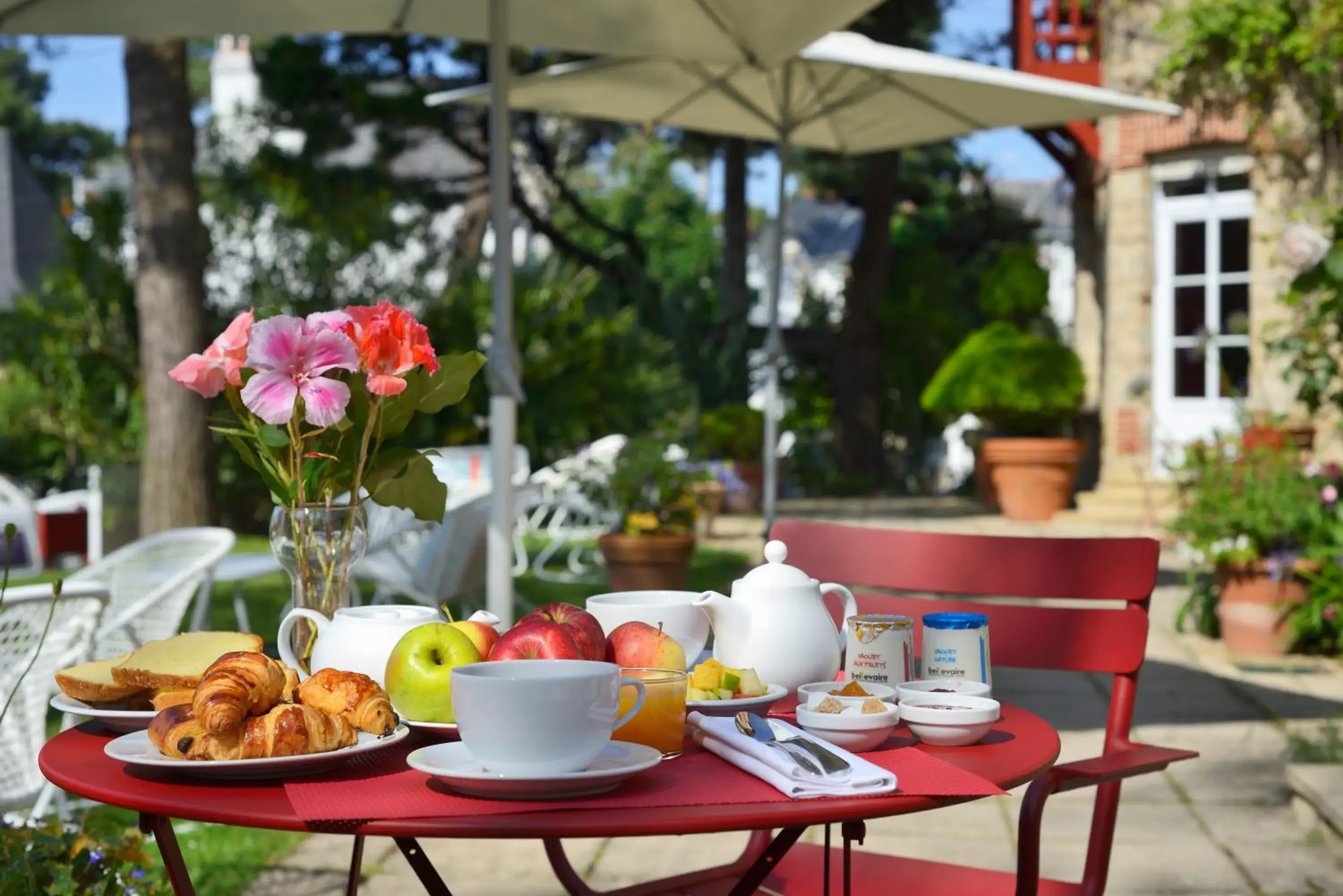 Balcony/Terrace, Breakfast in Hôtel Le Saint Christophe