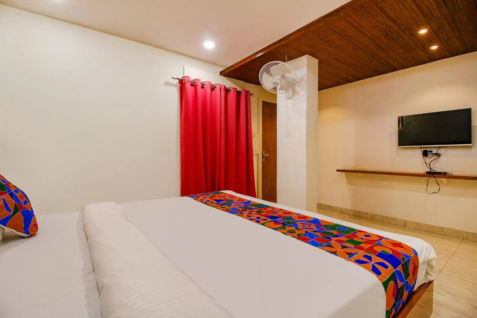 TV and multimedia, Bed in FabHotel Silkroute Palace TV and multimedia, Bed in FabHotel Silkroute Palace