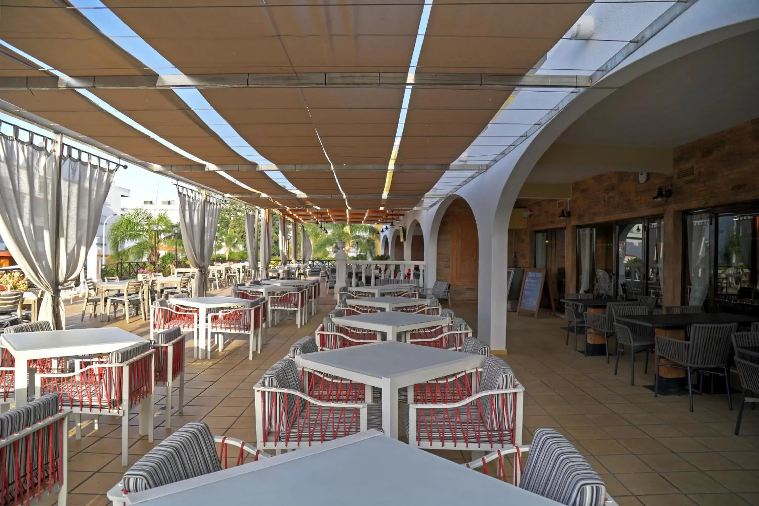 Balcony/Terrace, Restaurant/Places to Eat in Aparthotel Paladim & Alagoamar