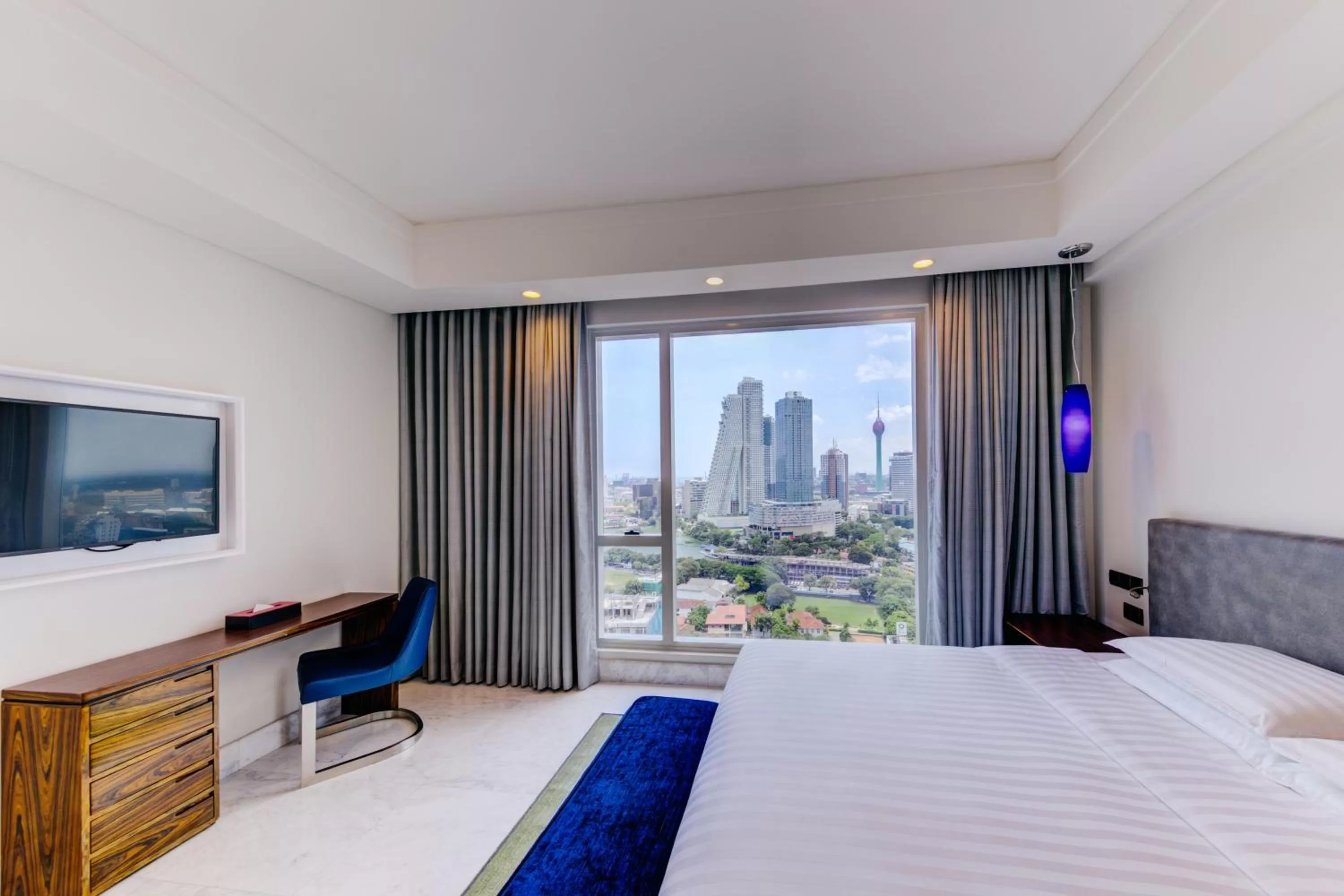 Photo of the whole room, Bed in Cinnamon Red Colombo