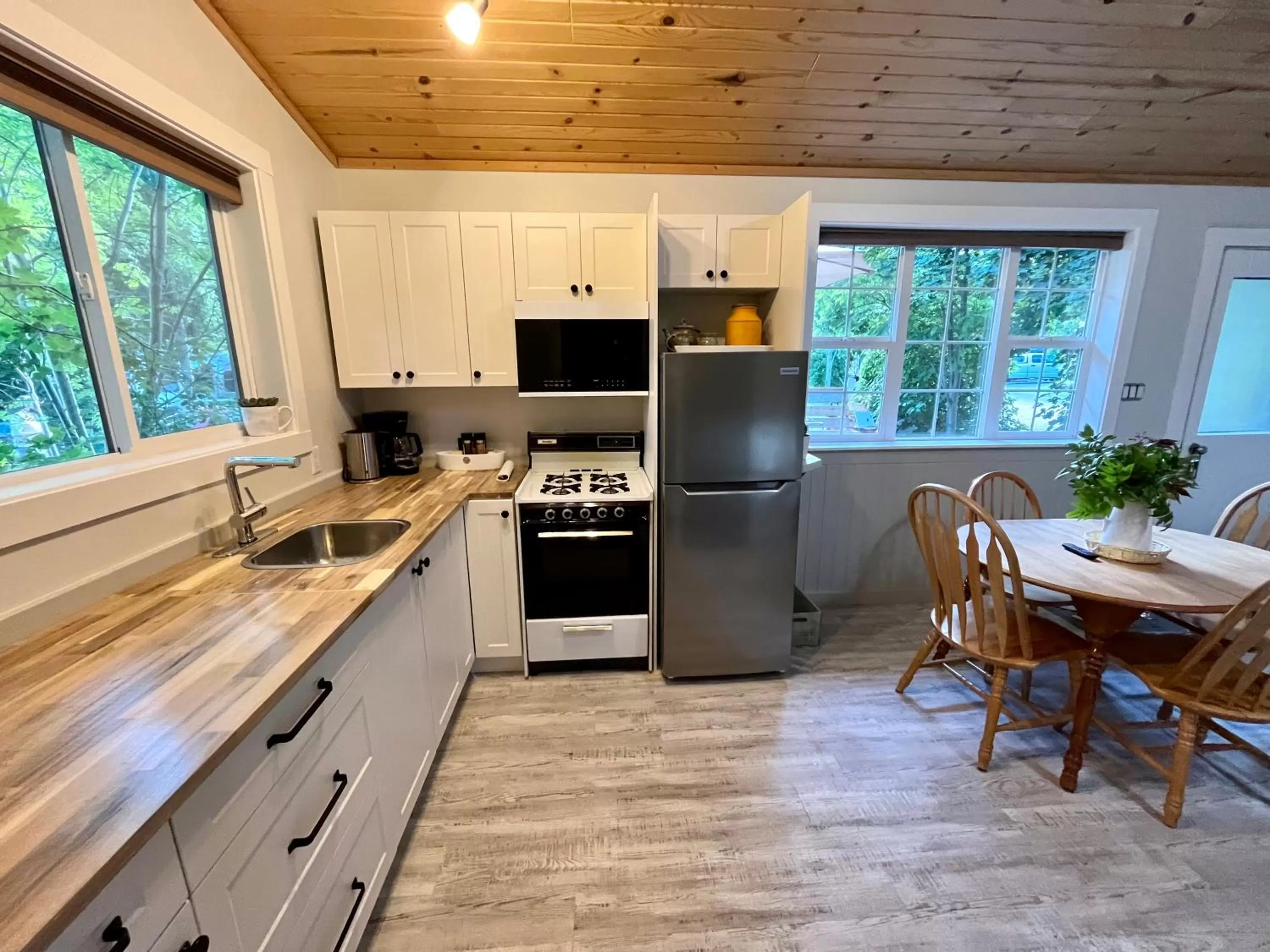 Kitchen or kitchenette, Kitchen/Kitchenette in Barefoot Villas and Retreat