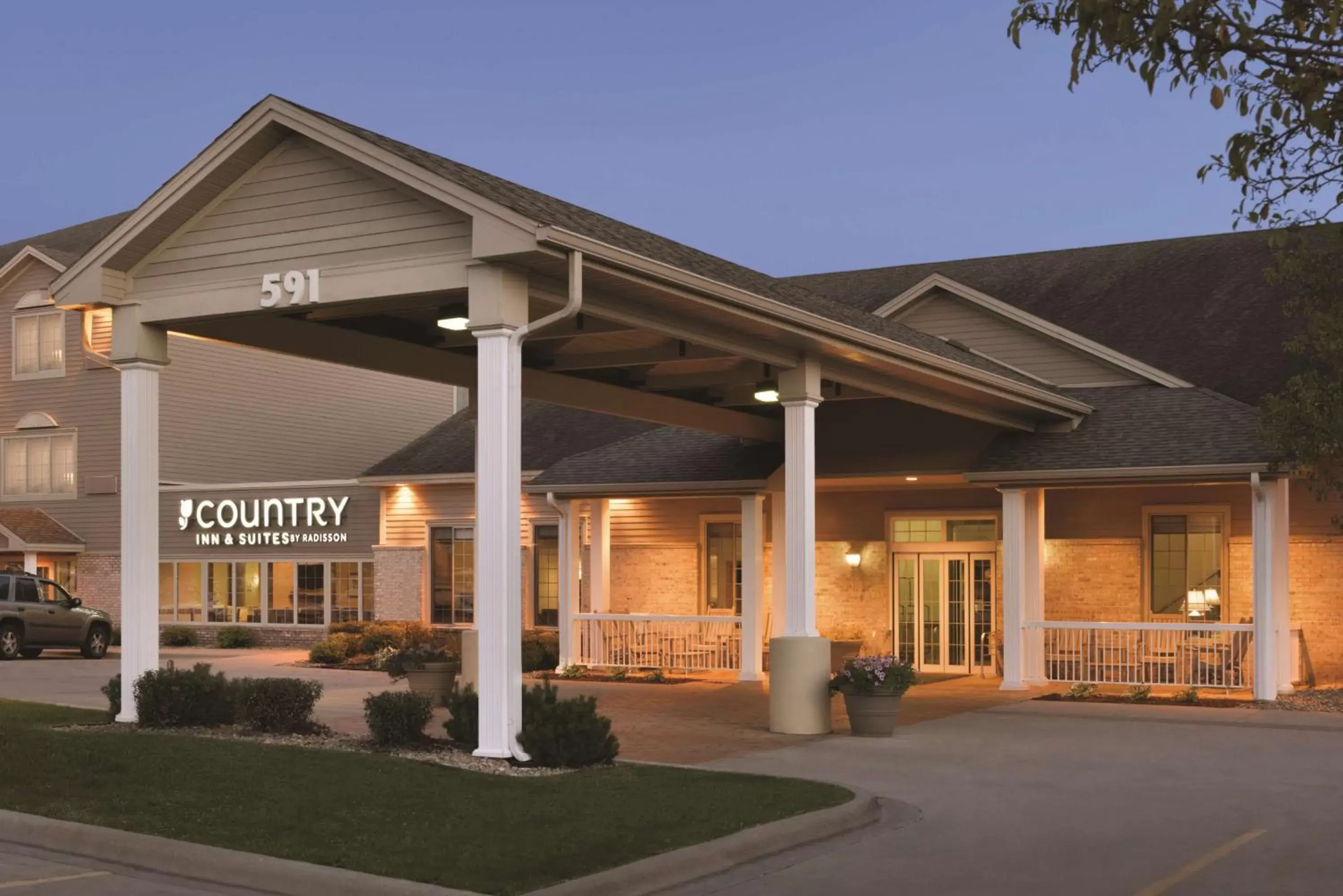 Property building in Country Inn & Suites by Radisson, Chanhassen, MN