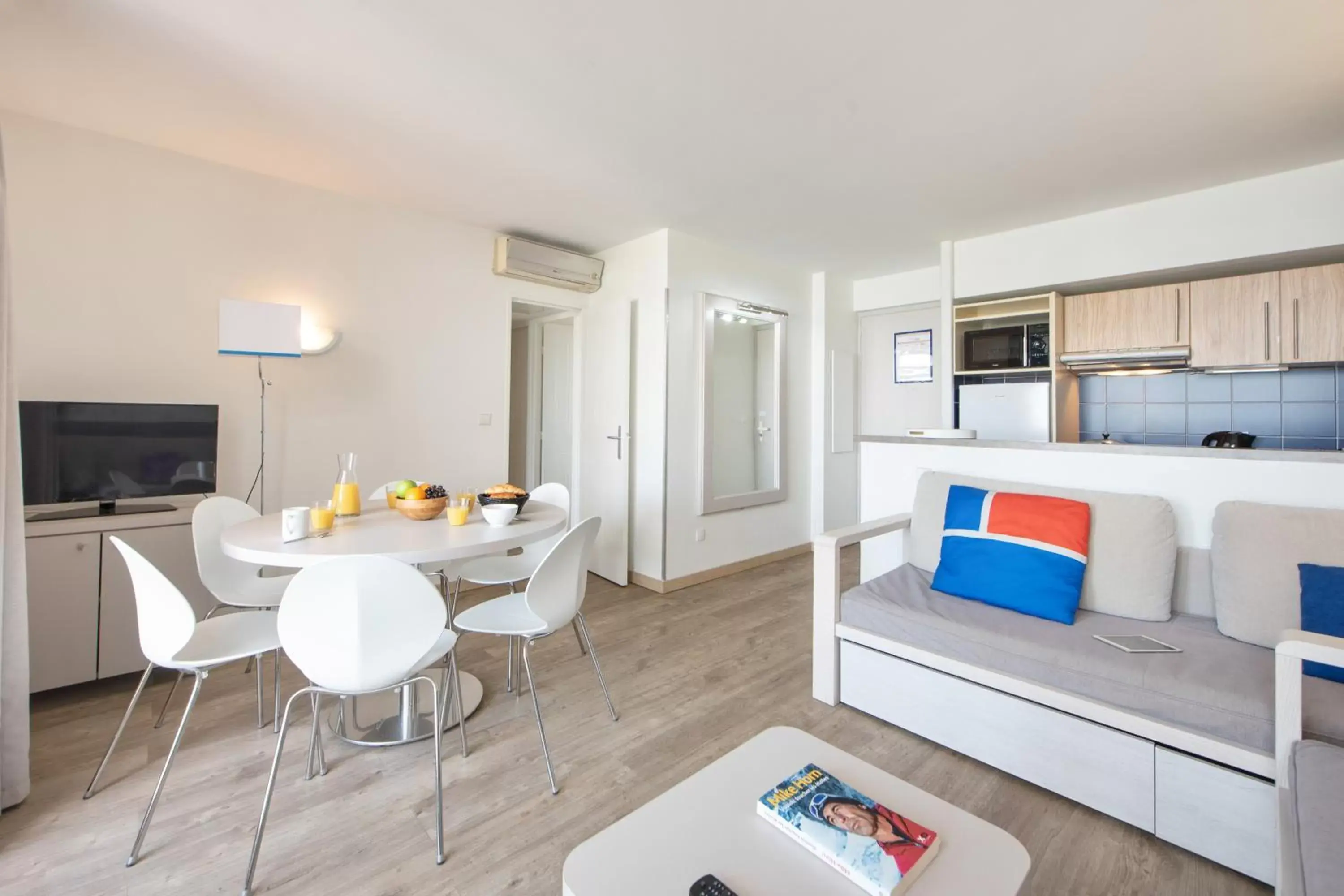 Bed, Dining Area in Résidence Pierre & Vacances Premium Port Prestige