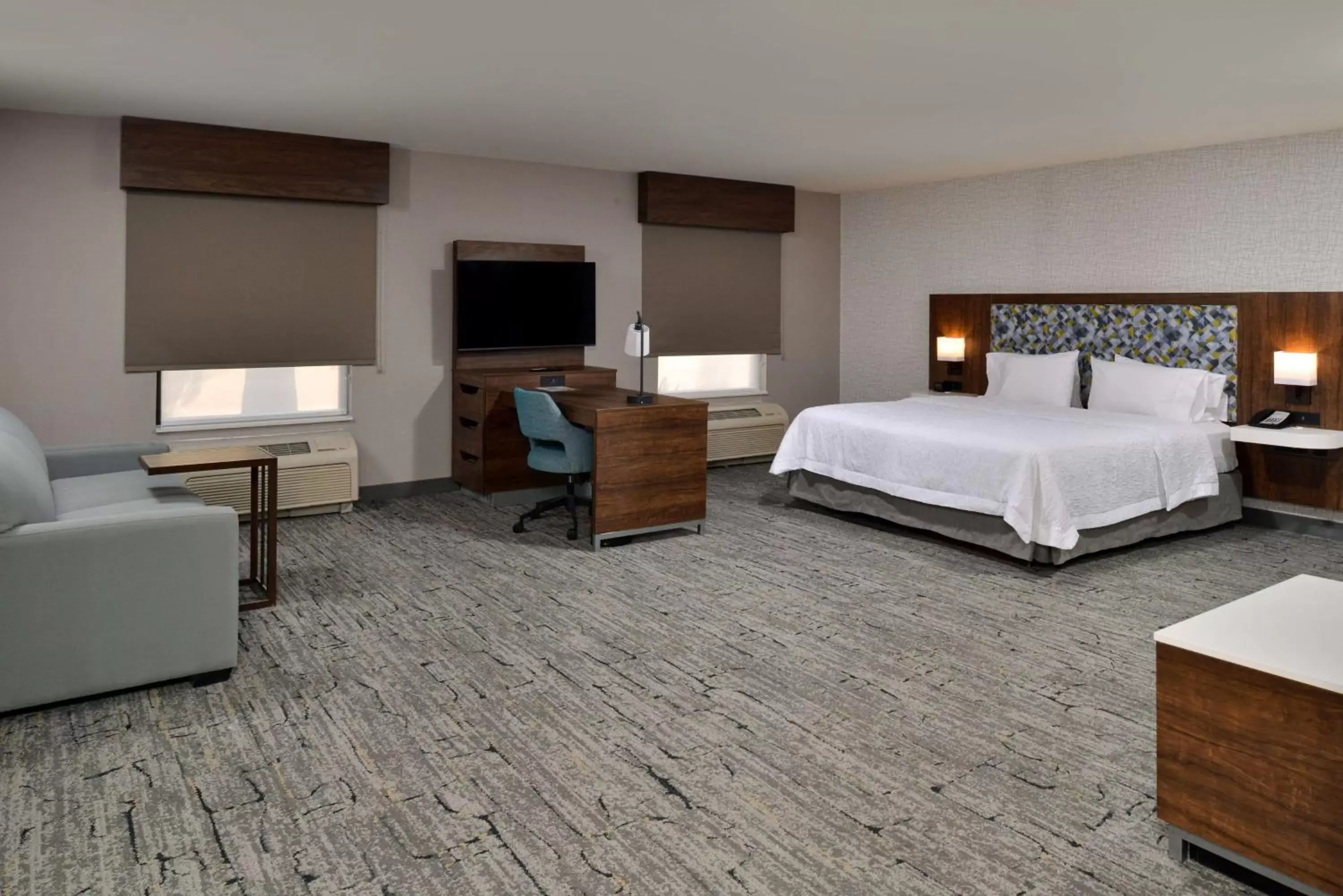 Bedroom, TV/Entertainment Center in Hampton Inn & Suites Las Vegas Airport