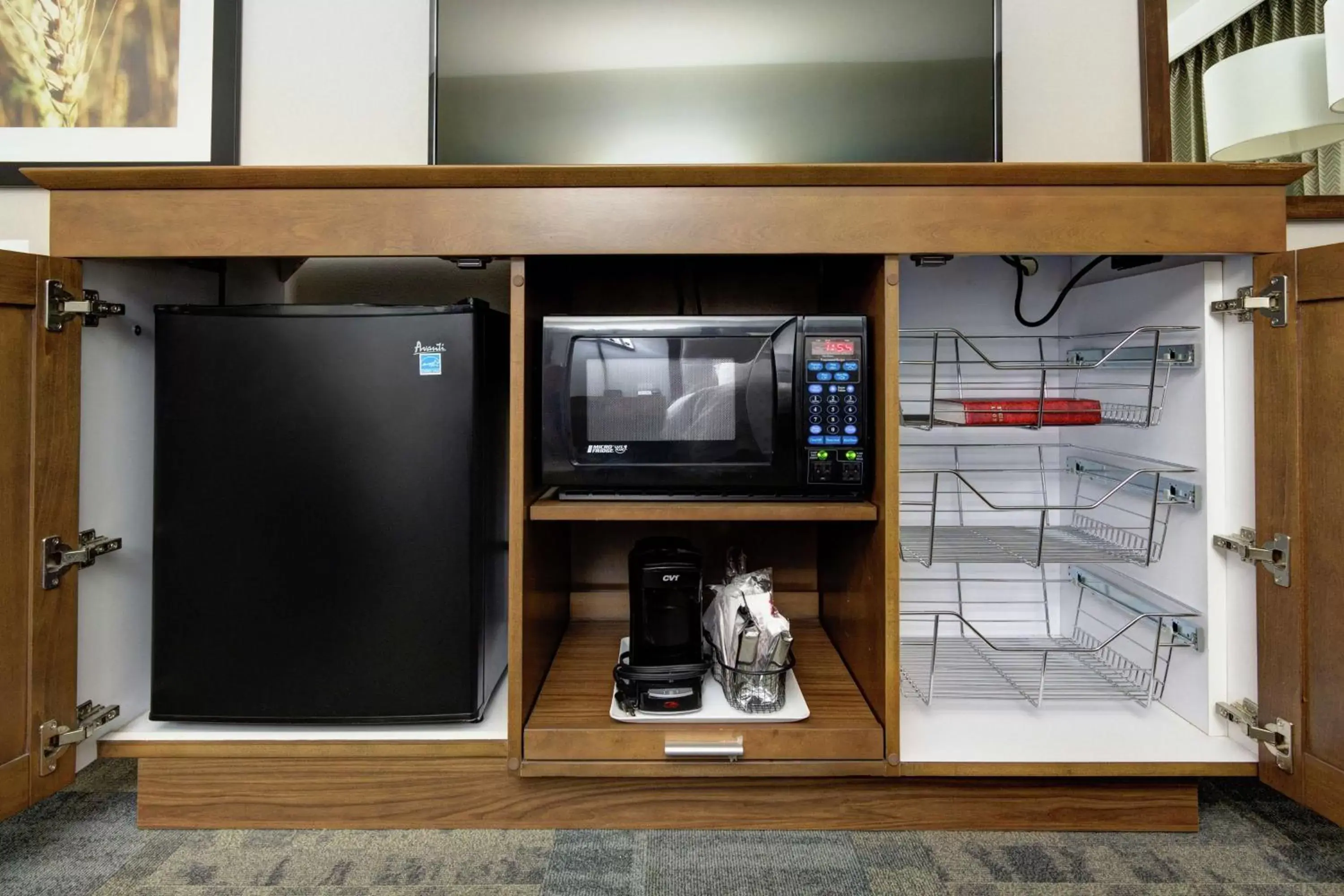 Bedroom, Kitchen/Kitchenette in Hampton Inn Salina