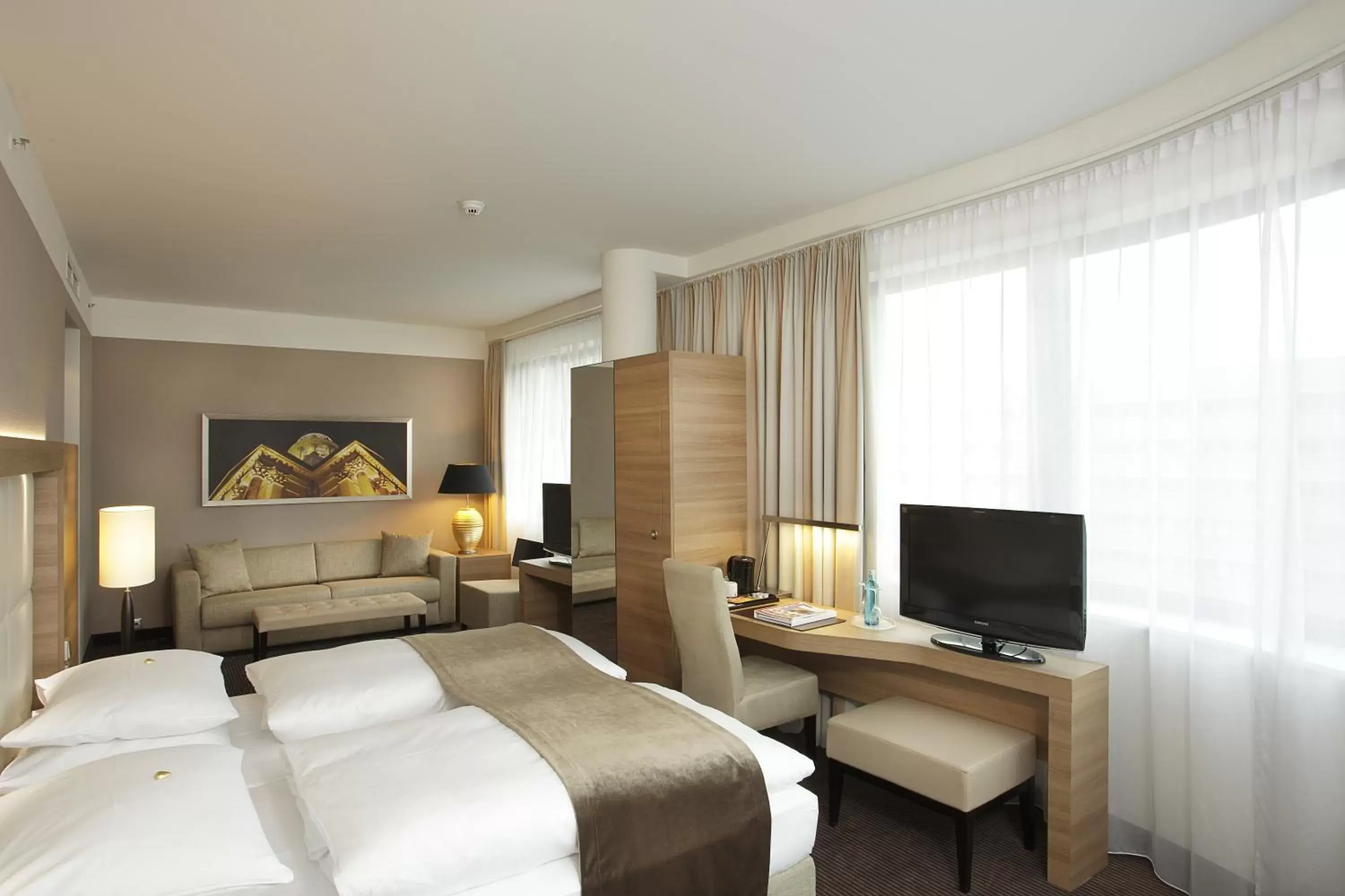 Junior Suite (2 Adults) in H4 Hotel Berlin Alexanderplatz