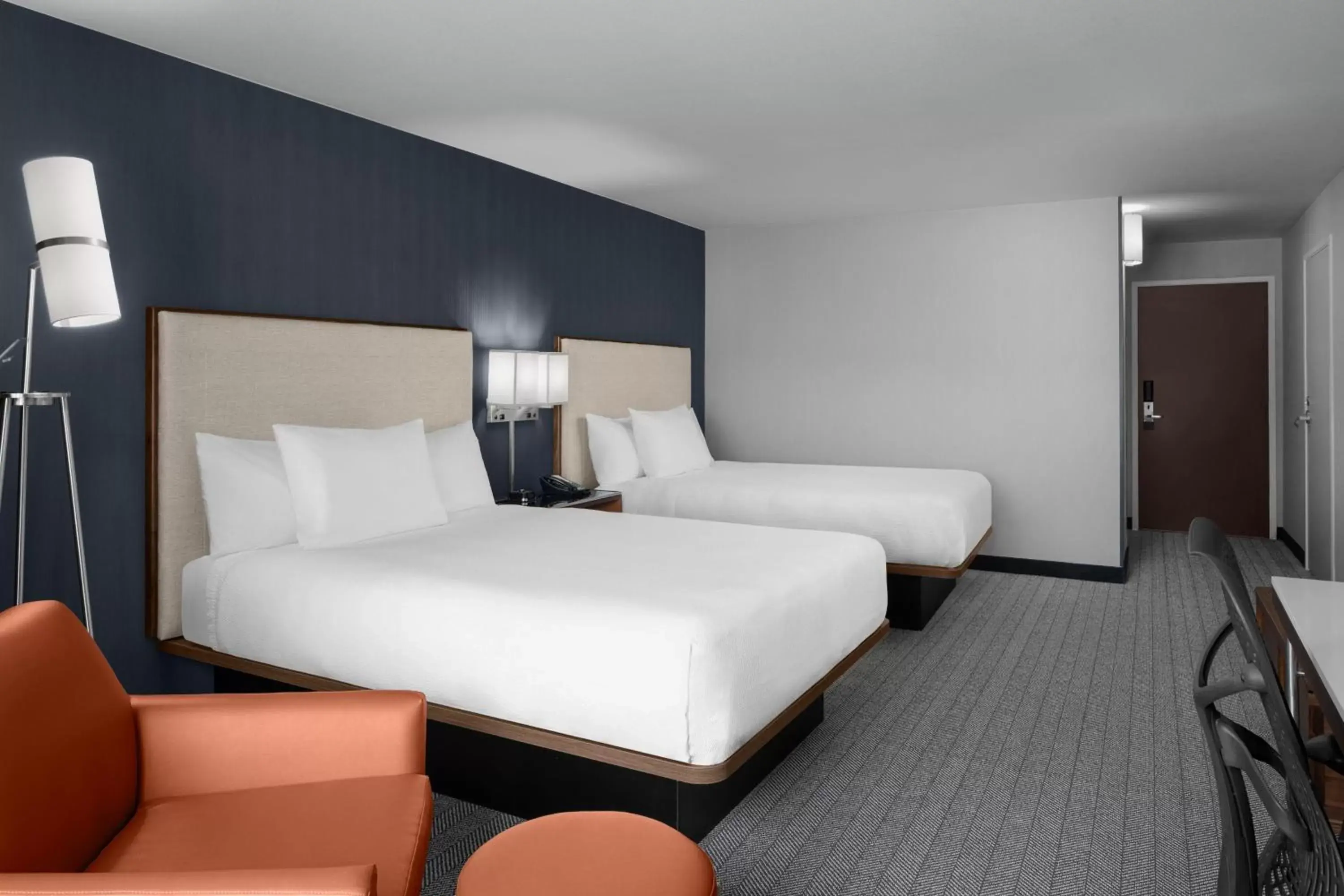 Photo of the whole room, Bed in Courtyard Los Angeles Burbank Airport