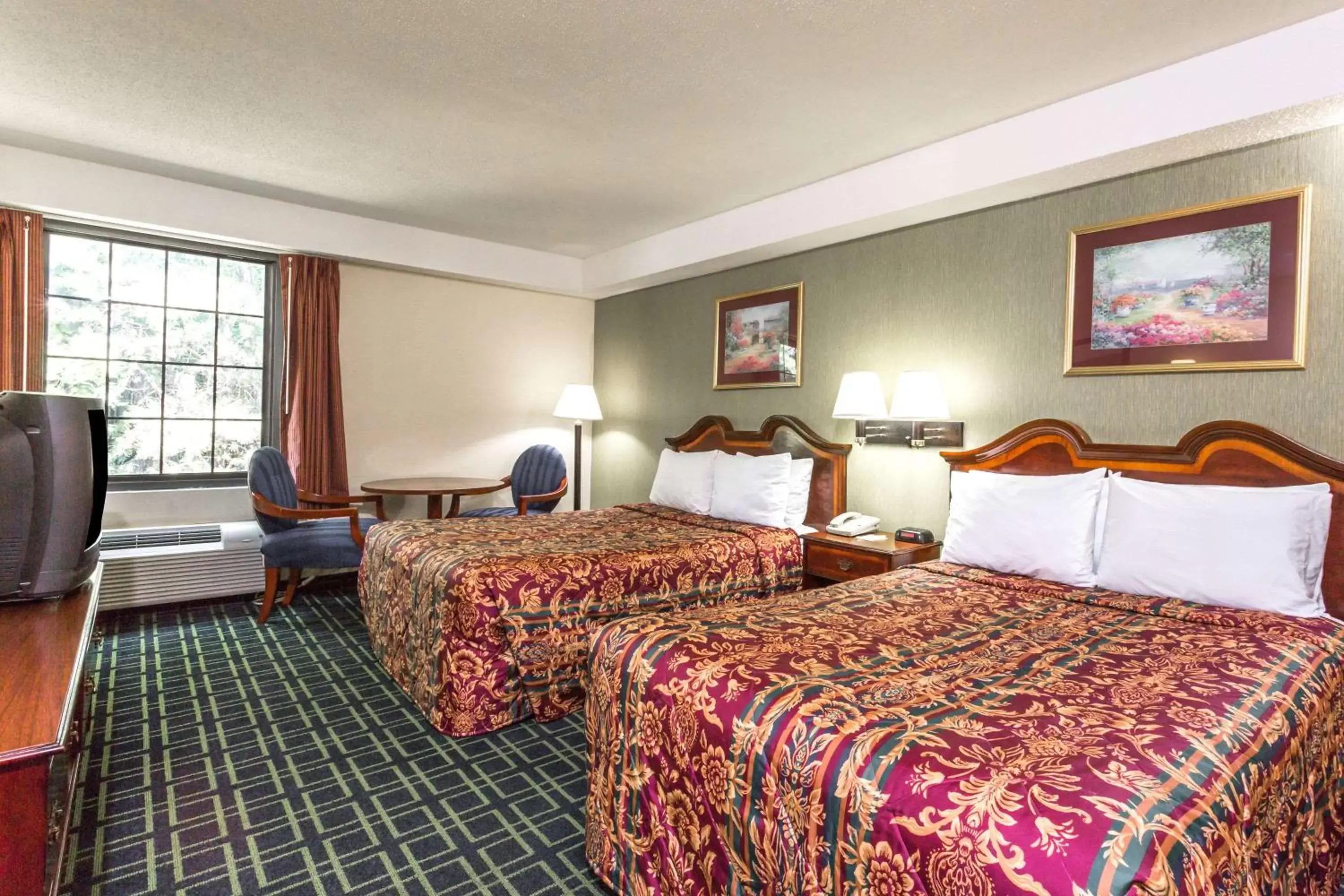 Photo of the whole room, Bed in Days Inn by Wyndham Dumfries Quantico