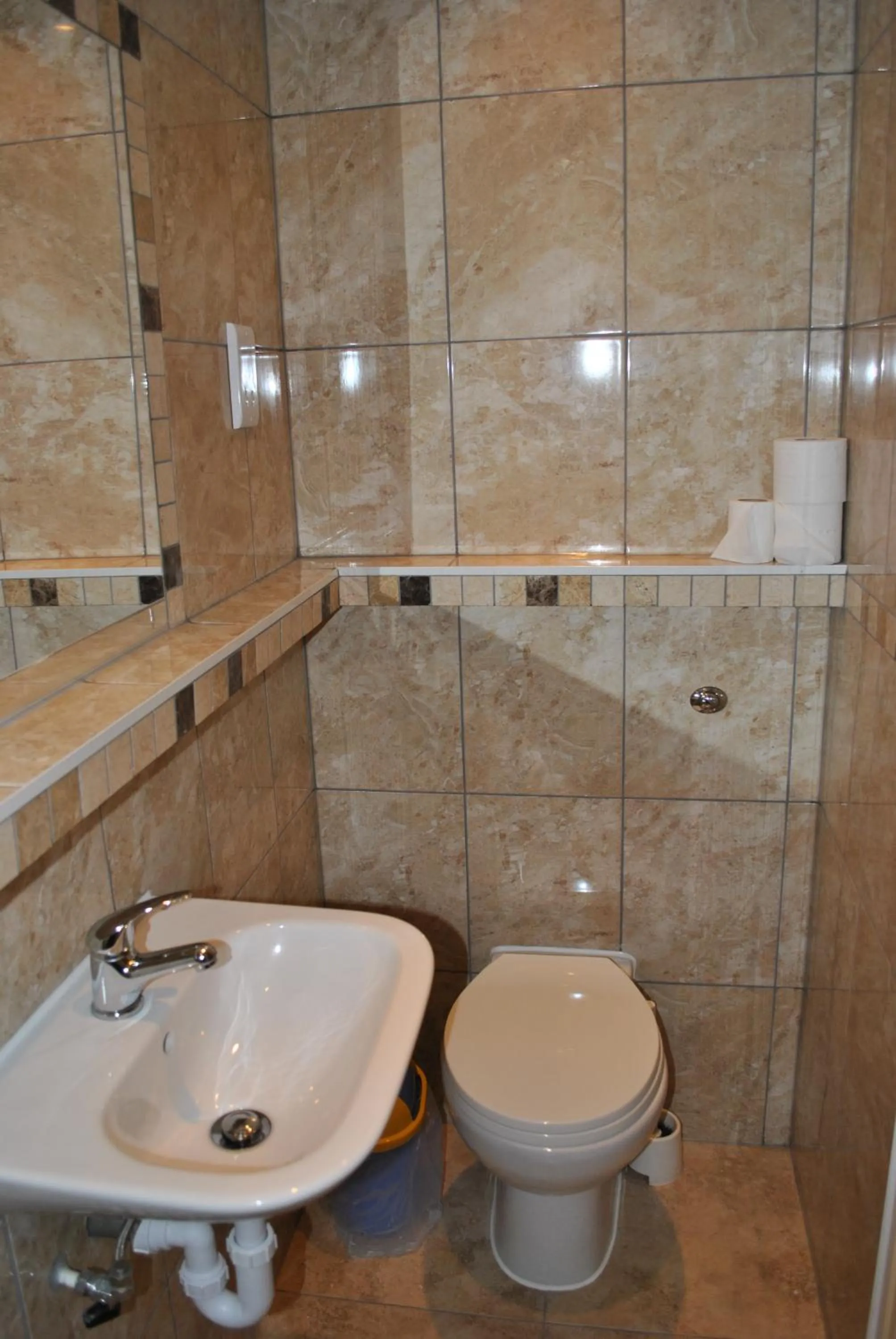 Bathroom in Carlton Hotel