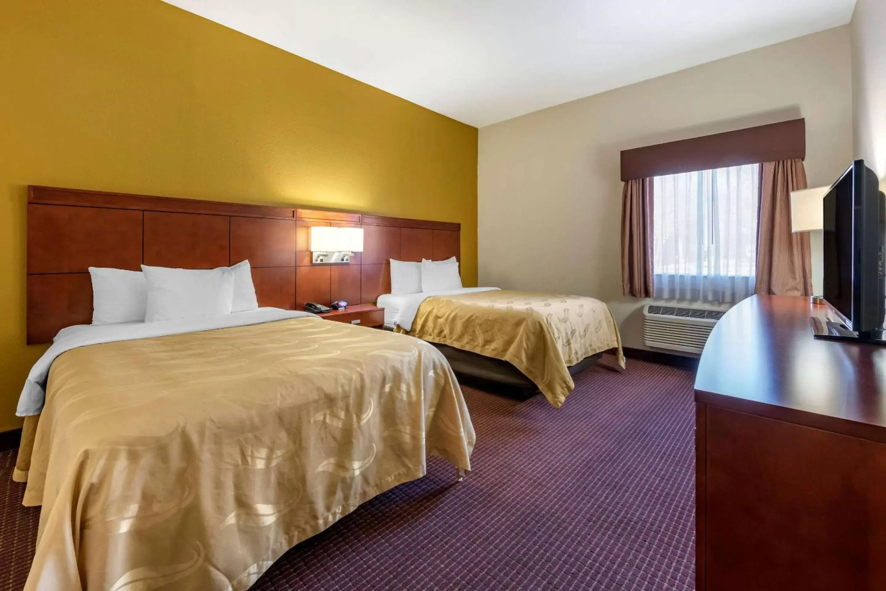 Photo of the whole room, Bed in Quality Inn Zephyrhills-Dade City