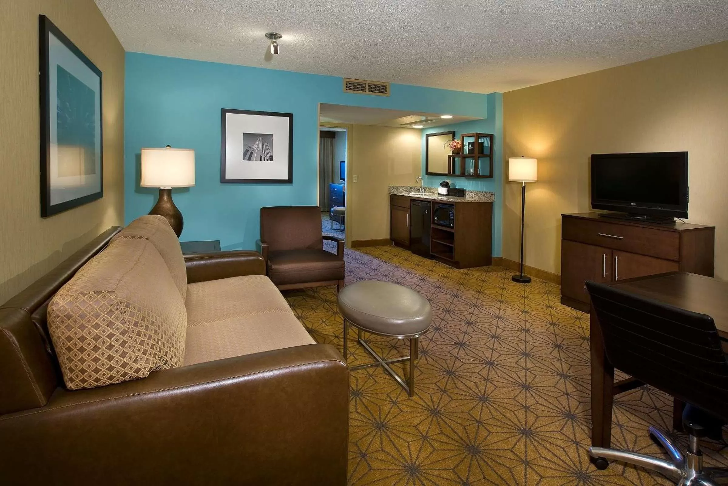 Living room in Embassy Suites by Hilton Kansas City International Airport