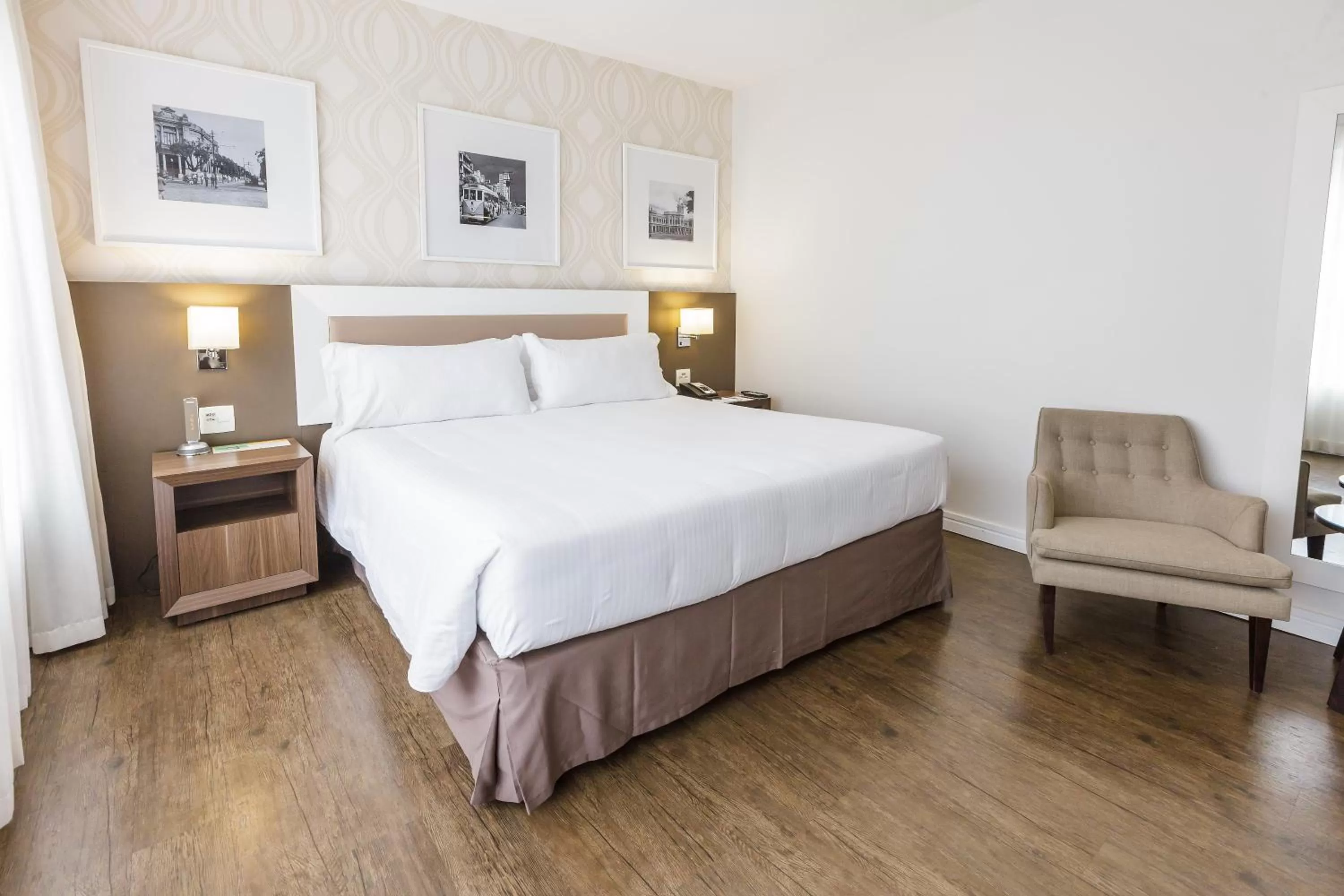 Deluxe King Room - Smoking in Holiday Inn Belo Horizonte Savassi by IHG