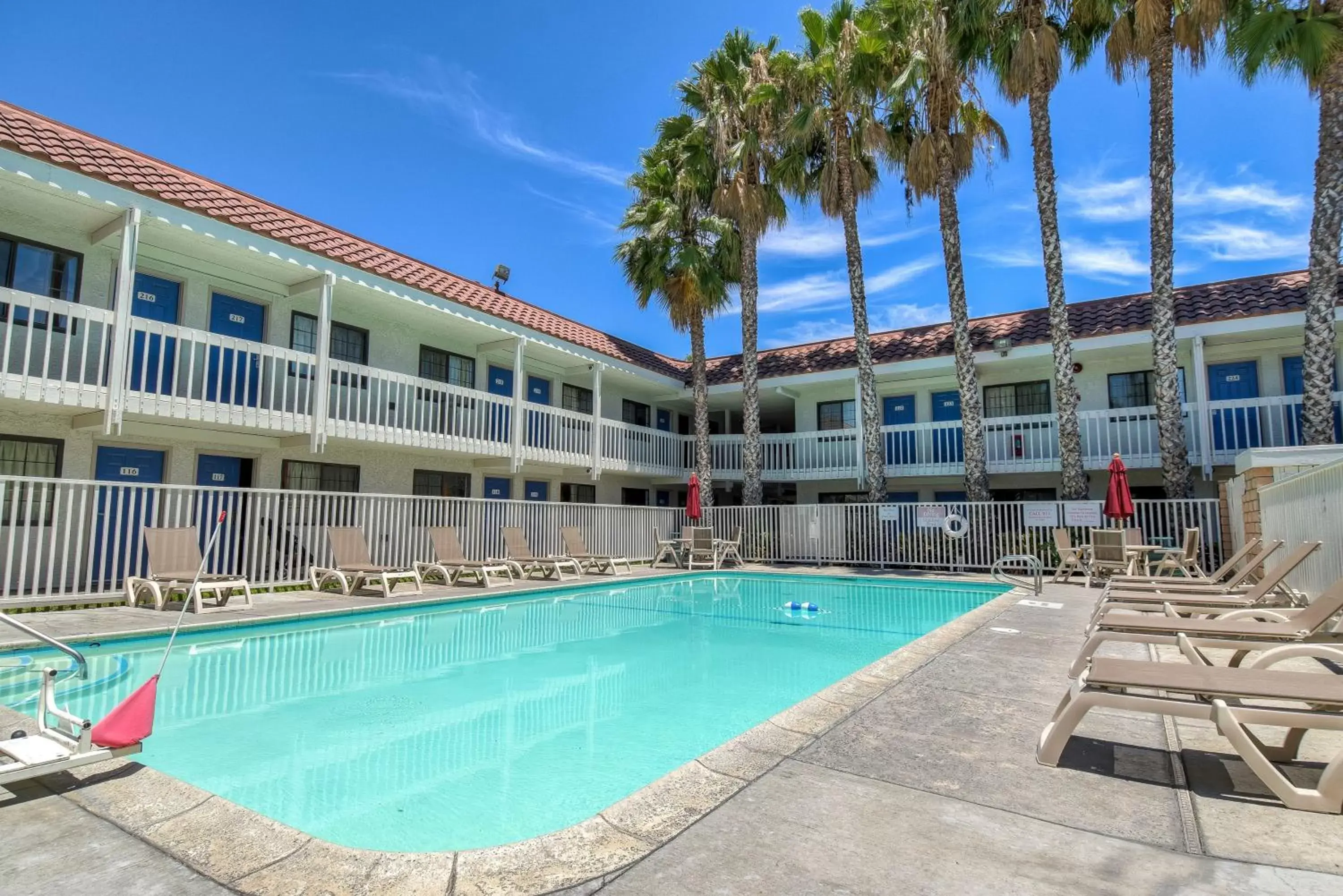 Facade/entrance, Swimming Pool in Motel 6-Pomona, CA - Los Angeles