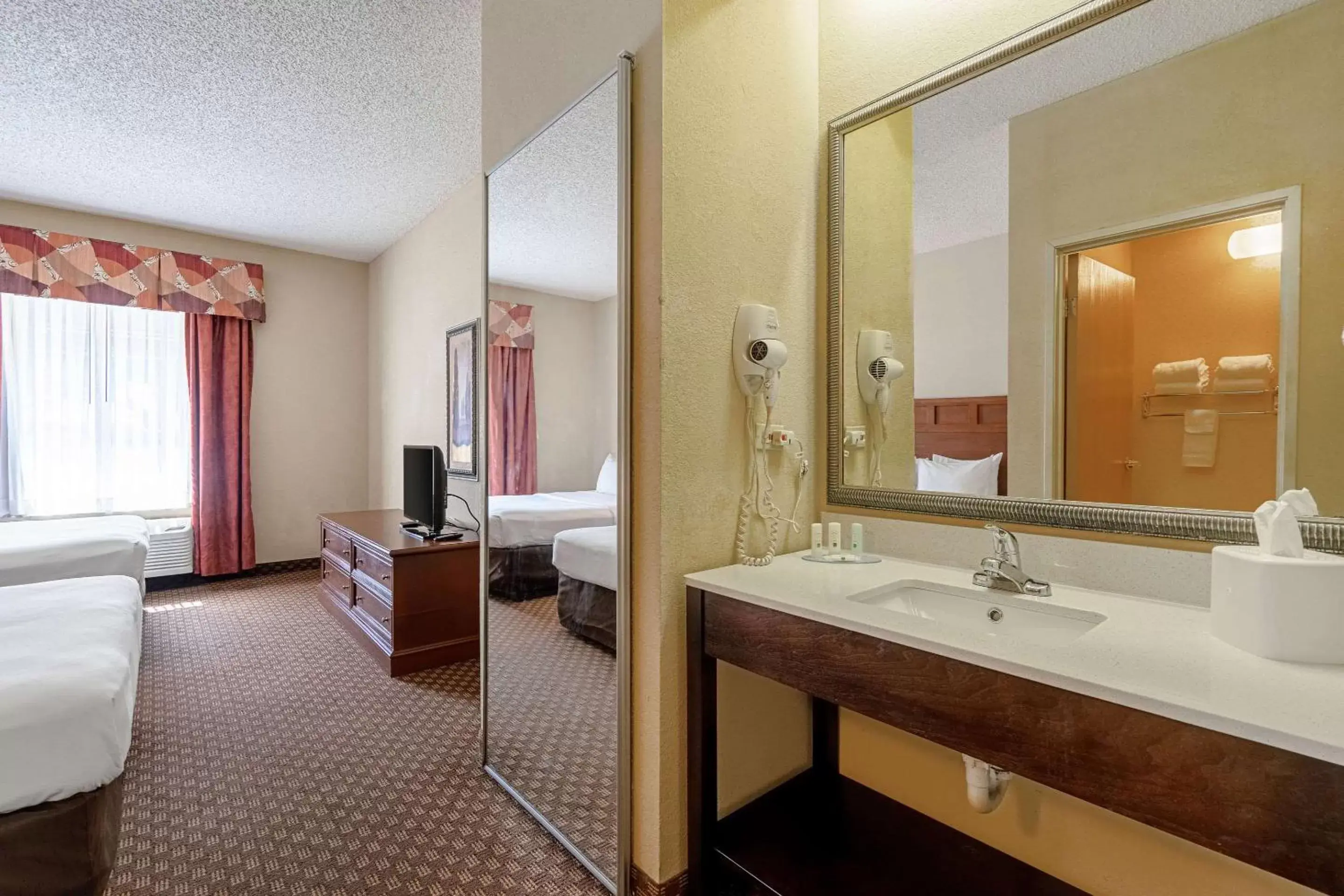 Photo of the whole room, Bathroom in Quality Suites