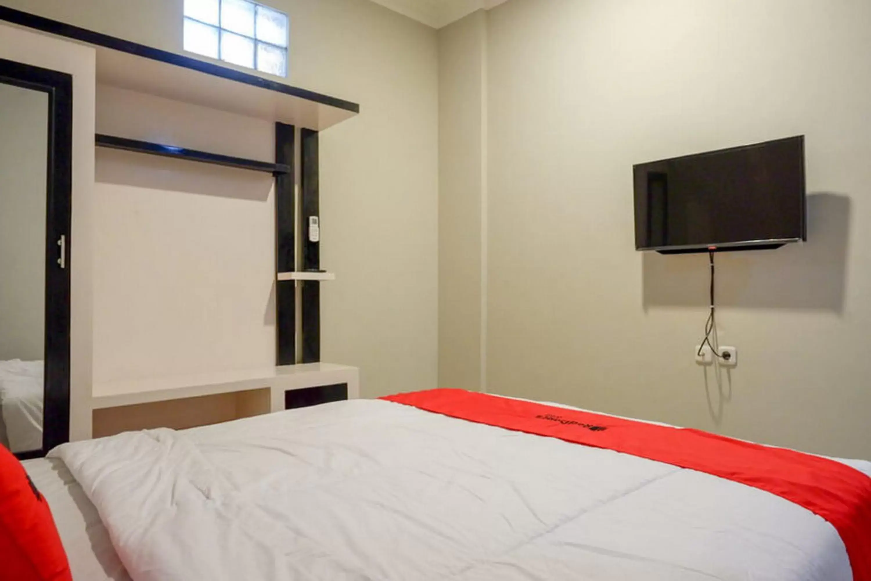 Bed in RedDoorz Plus near Jogja City Mall 5 Bed in RedDoorz Plus near Jogja City Mall 5