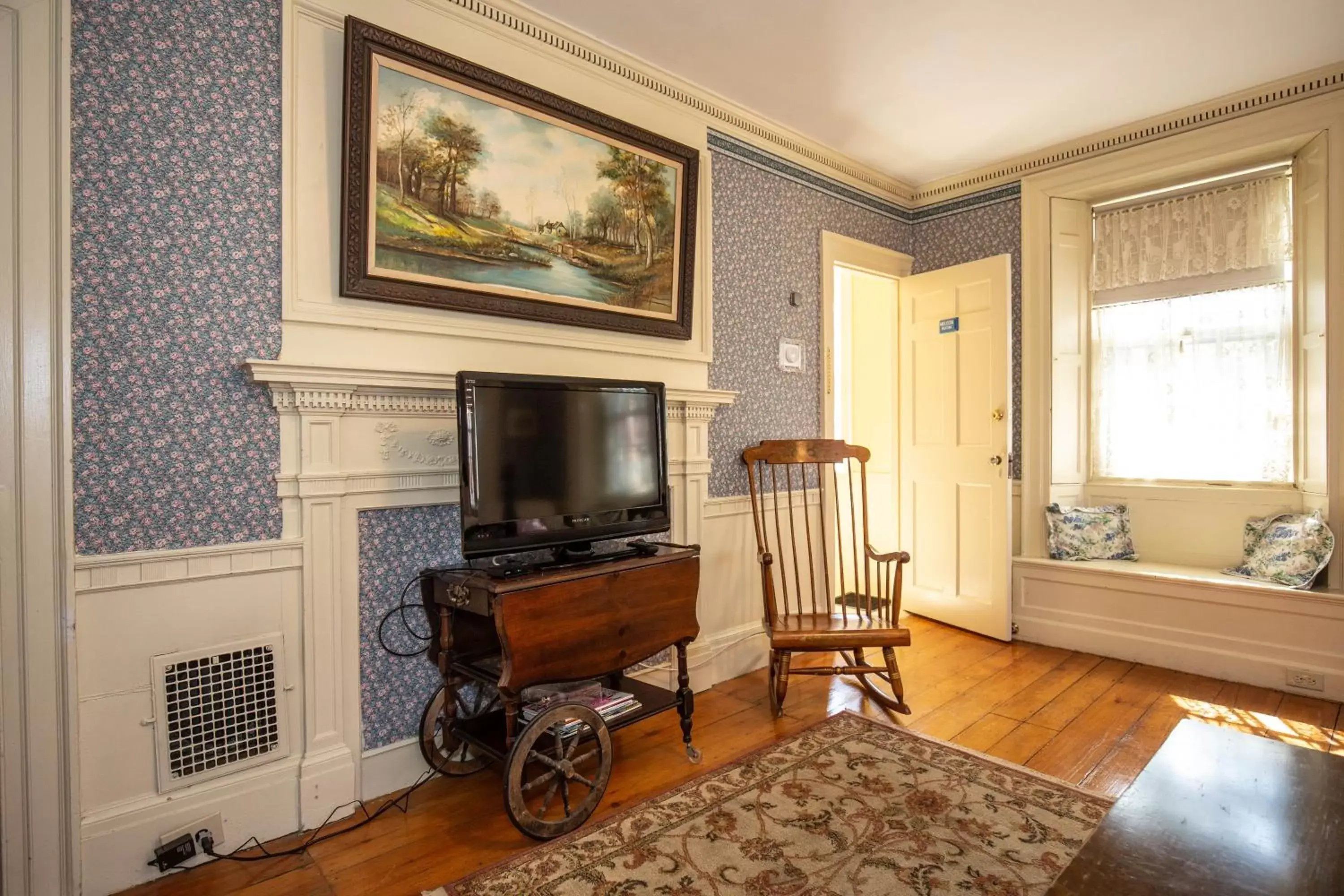 Bedroom, TV/Entertainment Center in Clark Currier Inn