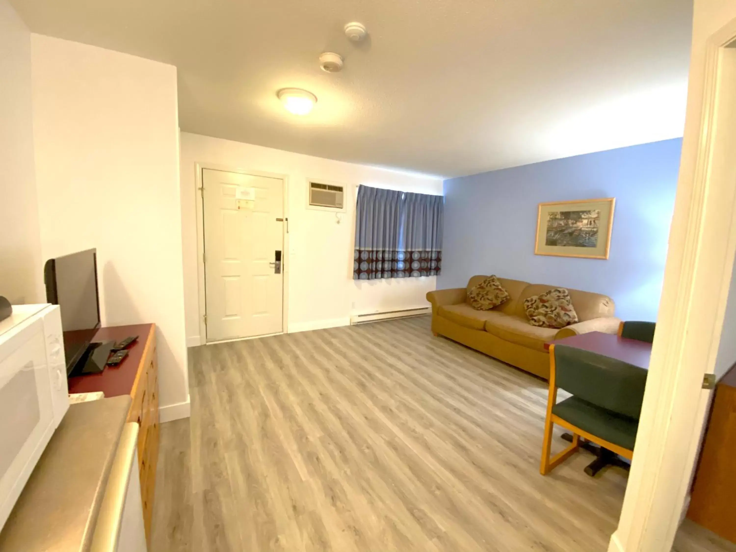 One-Bedroom Deluxe Queen Suite with Two Queen Beds - Non-Smoking in Super 8 by Wyndham Sicamous One-Bedroom Deluxe Queen Suite with Two Queen Beds - Non-Smoking in Super 8 by Wyndham Sicamous