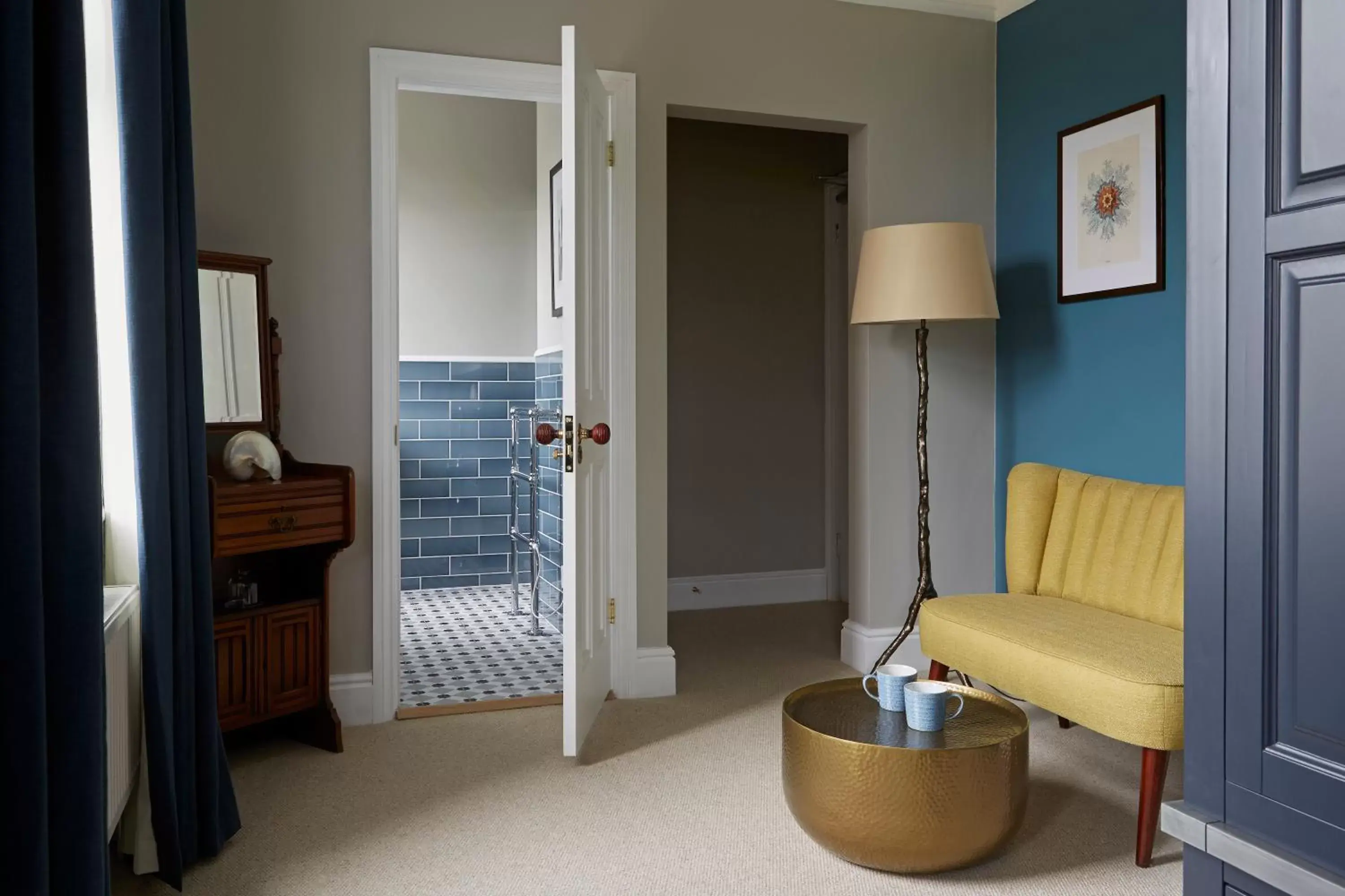 Seating area, Bathroom in Sentry Mead Hotel