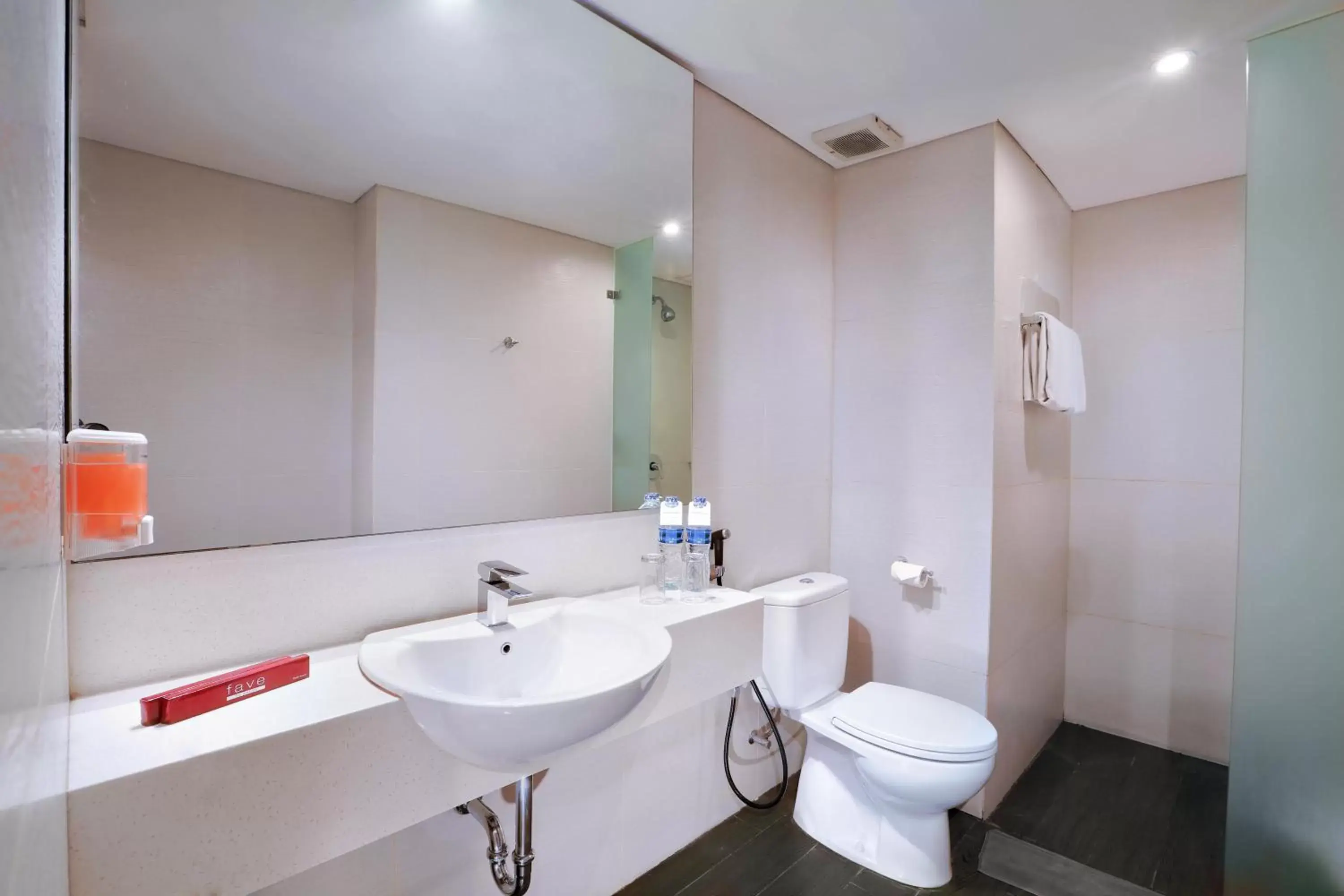 Bathroom in favehotel Tanah Abang - Cideng