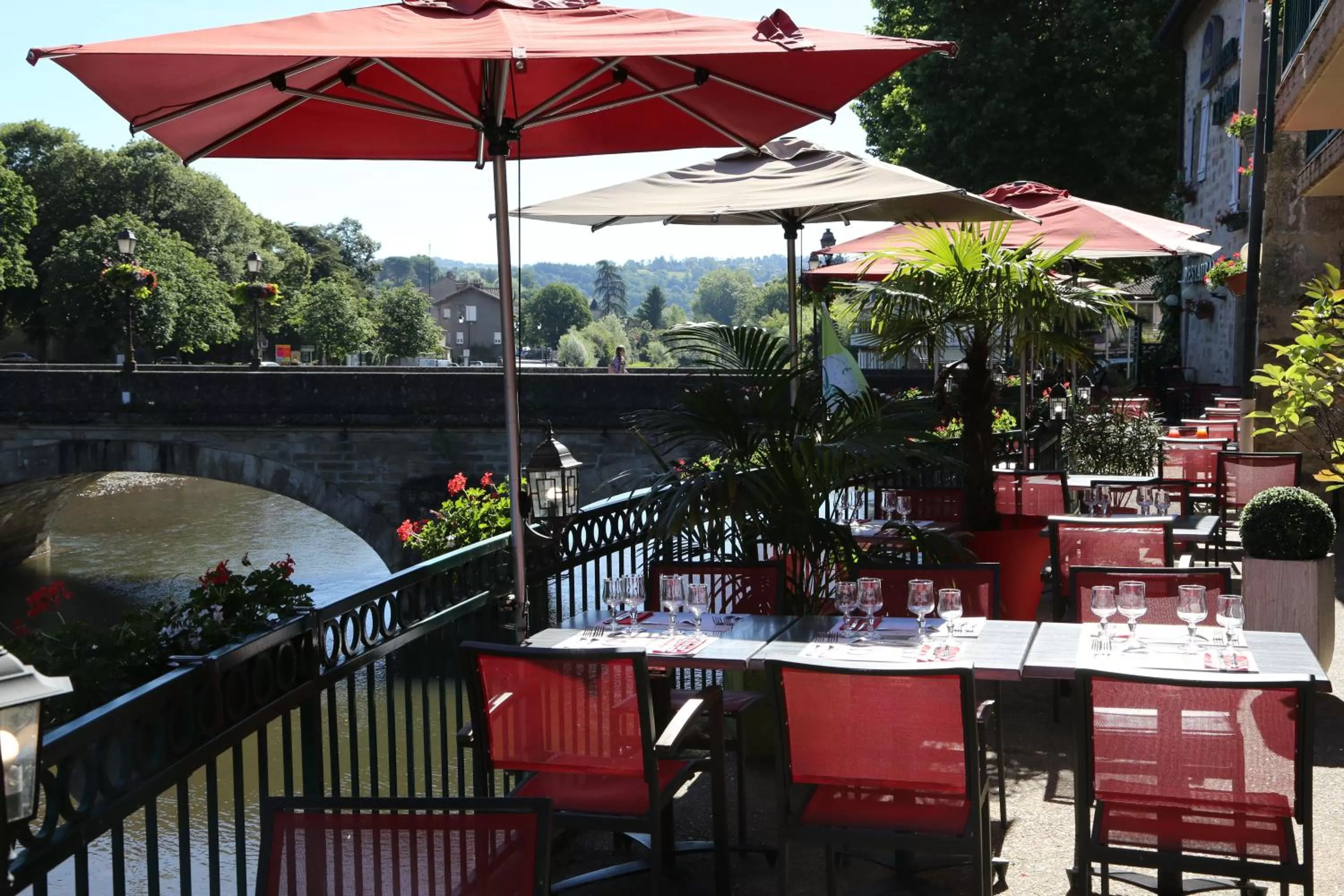 Patio in Best Western Le Pont d'Or