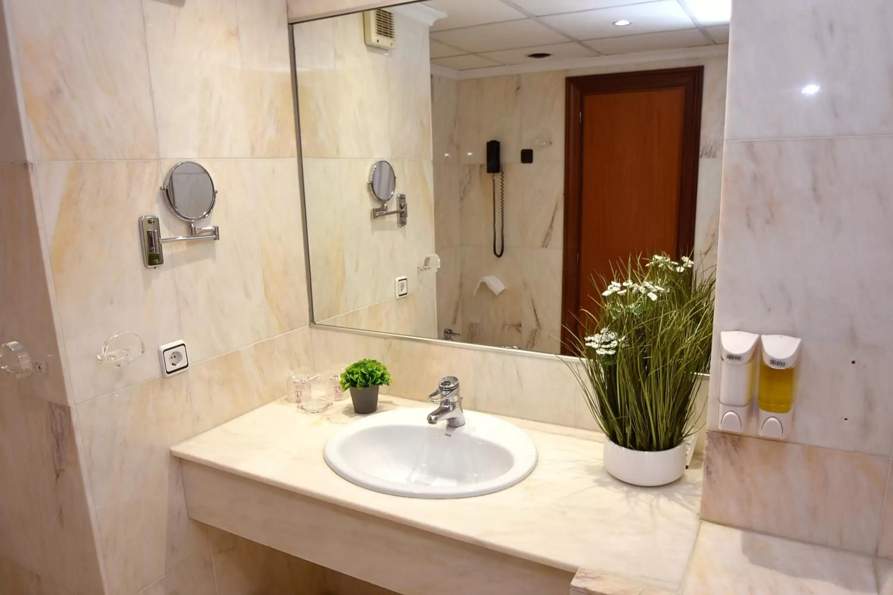 Bathroom in Hotel Turia