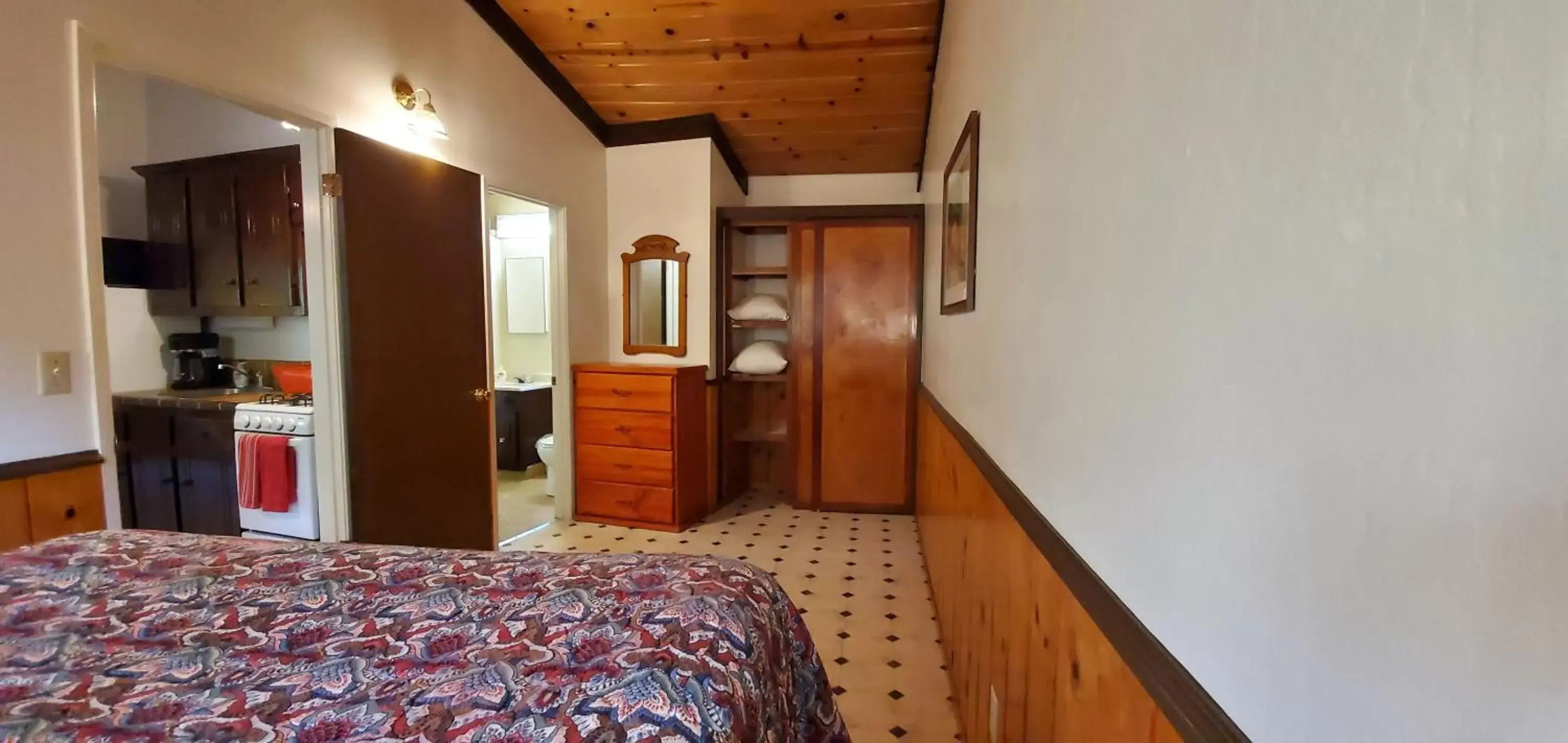 Bedroom, Bed in Fern River Resort