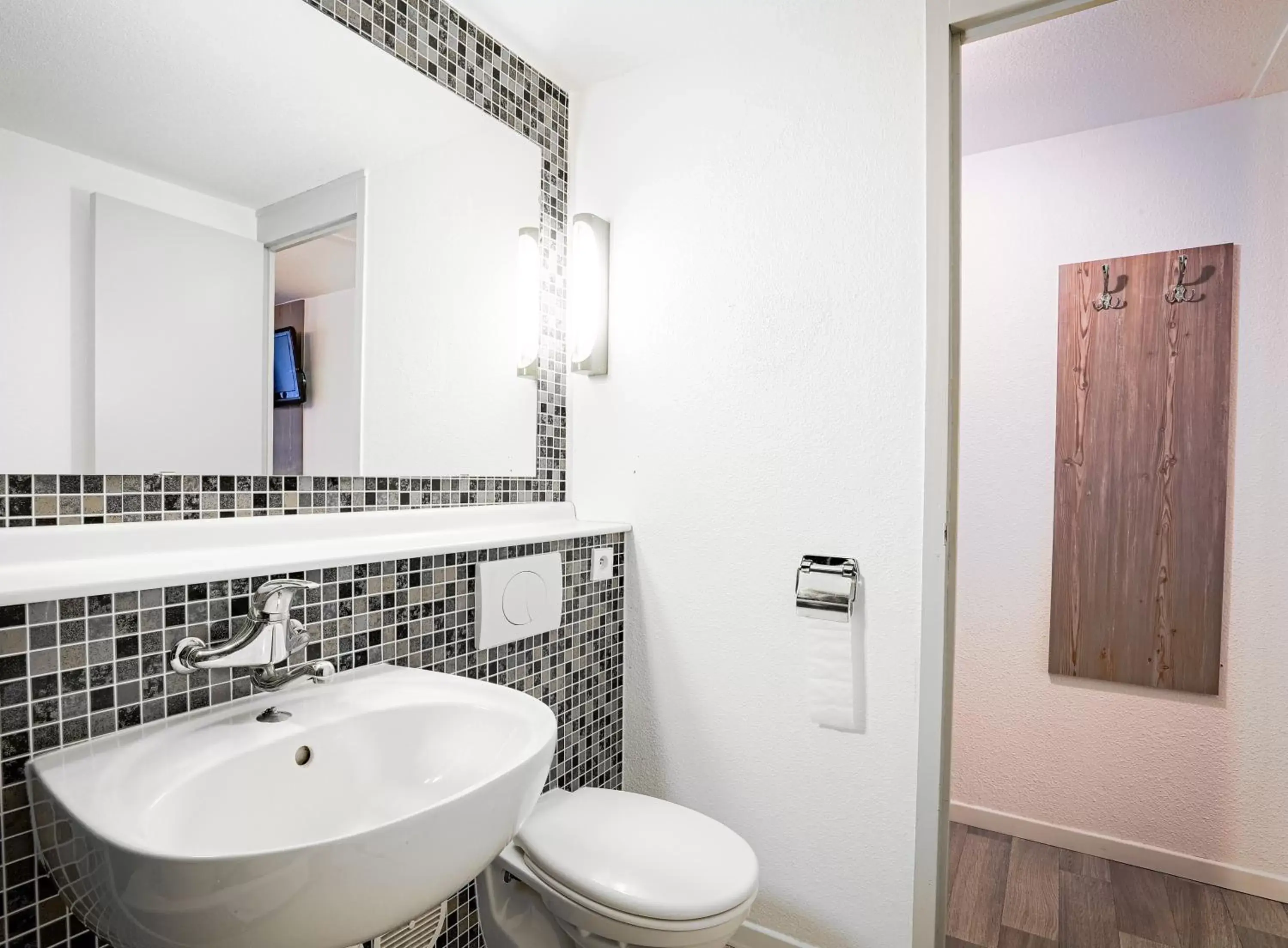 Bathroom in Hotel RBX - Roubaix Centre