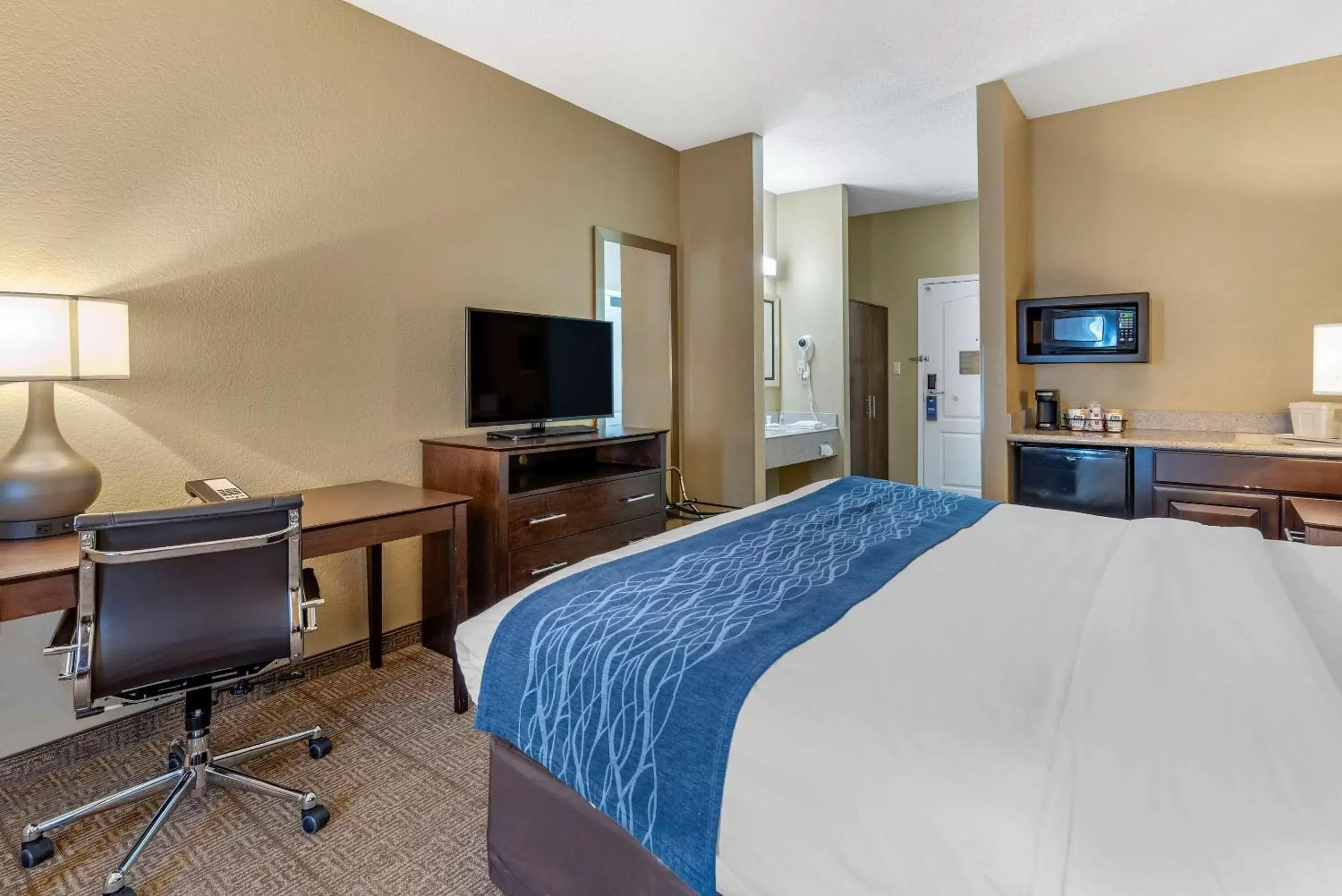 Photo of the whole room, TV/Entertainment Center in Comfort Inn & Suites Bryant - Benton