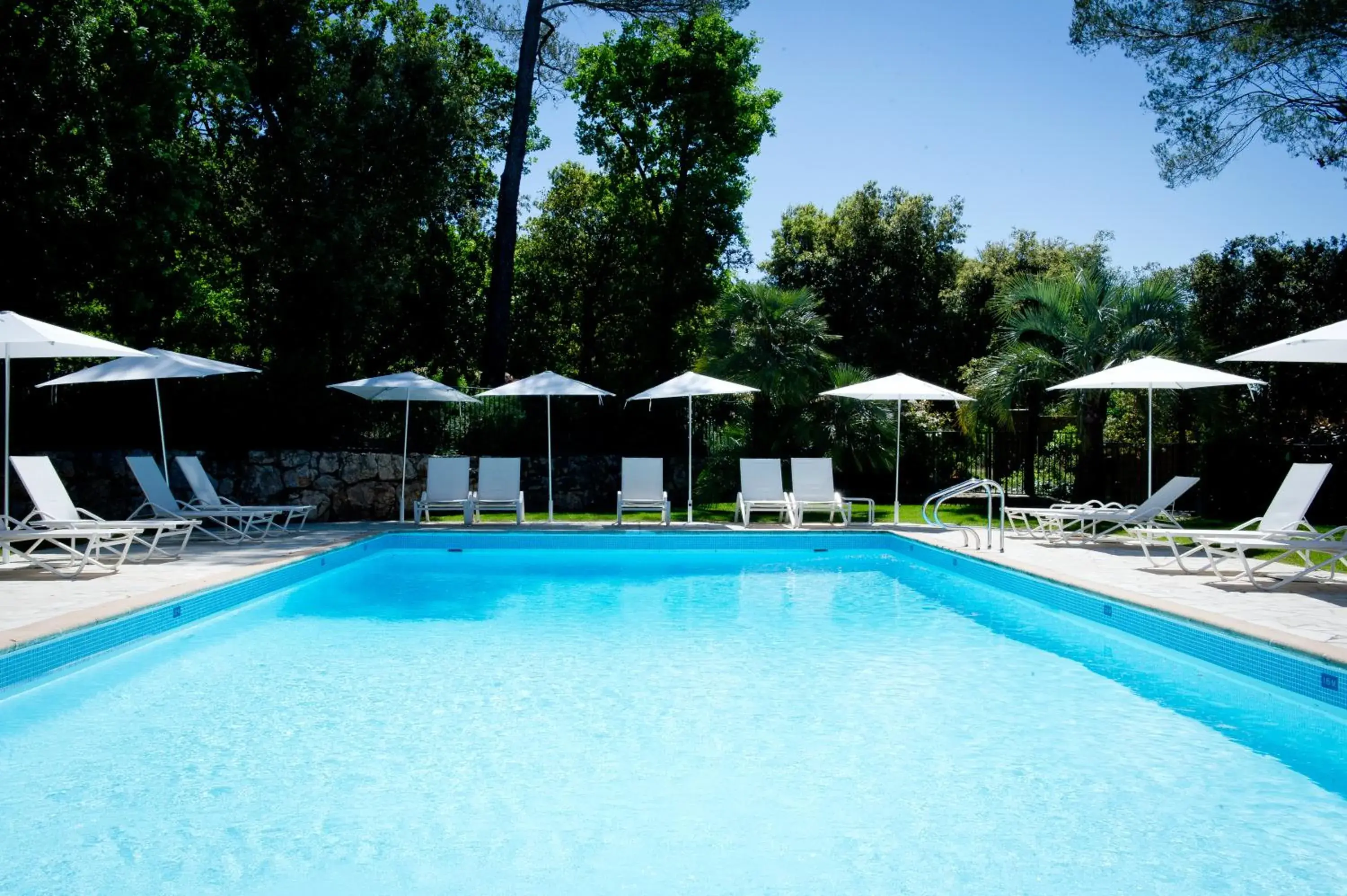 Swimming Pool in Hotel Restaurant La Vague de Saint Paul & Spa